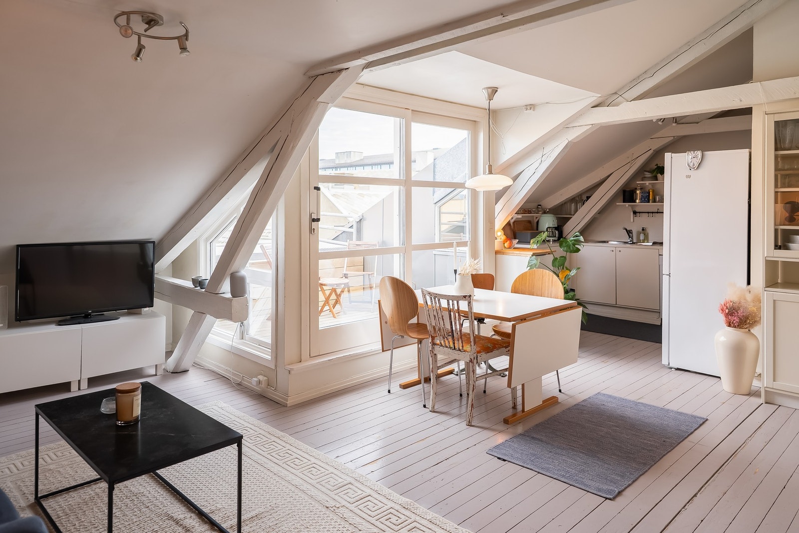 Leiligheten har en meget sentral beliggenhet i hjertet av Trondheim Sentrum, bare et steinkast unna over 70 butikker på Trondheim Torg. Galleribilde