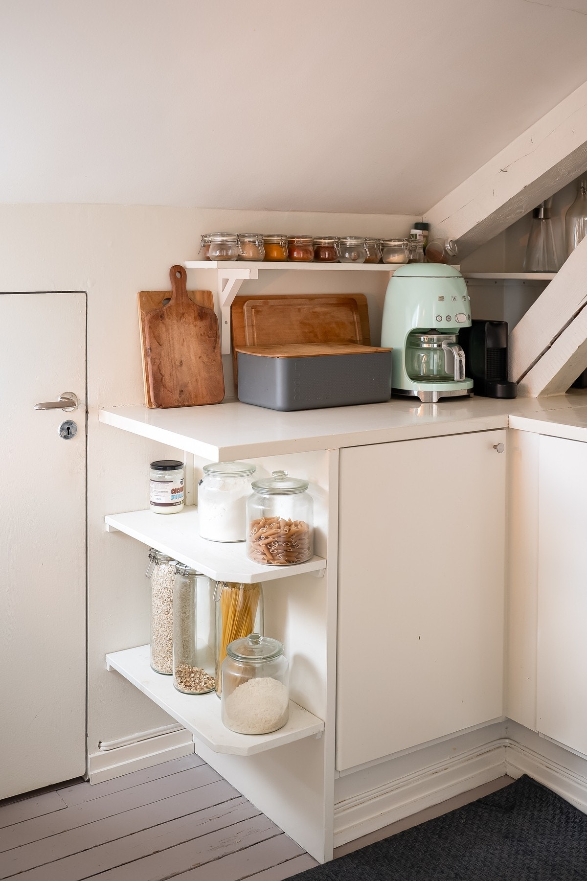 Detalj på kjøkken med inngang til spisskammer/kott. Galleribilde