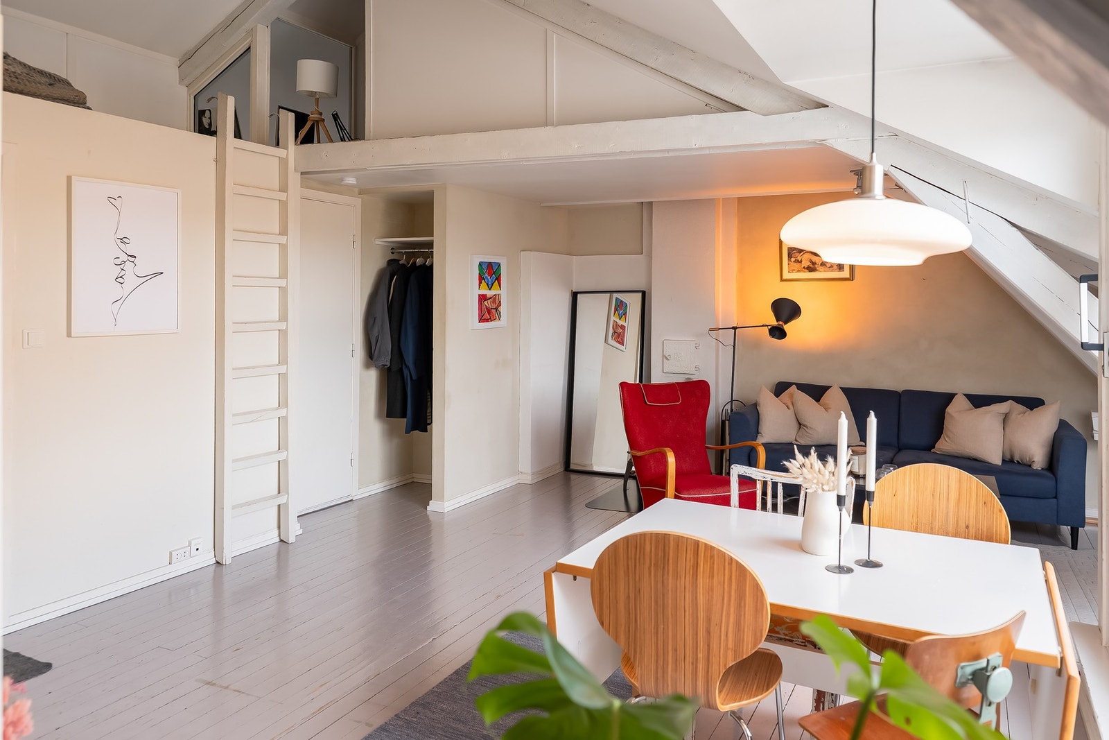 Stuen har plass til spisebord og sofaløsning. Galleribilde