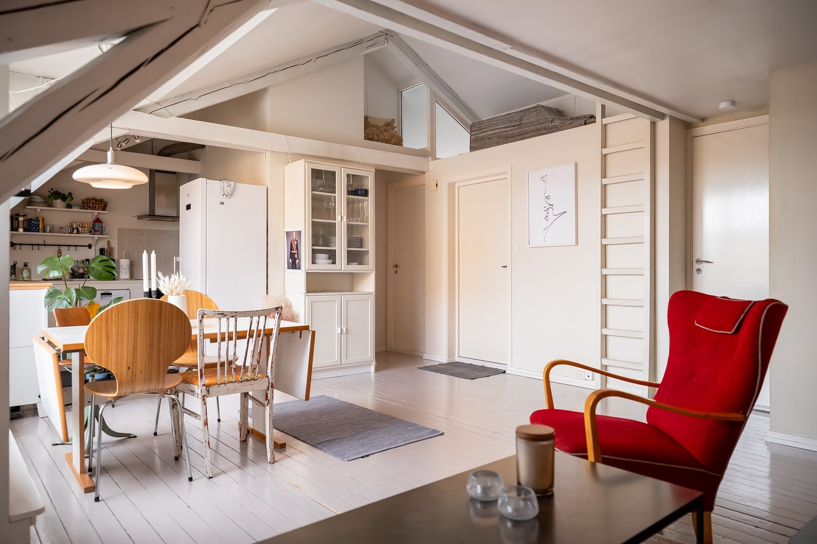Stuen er romslig med høy himling. Galleribilde