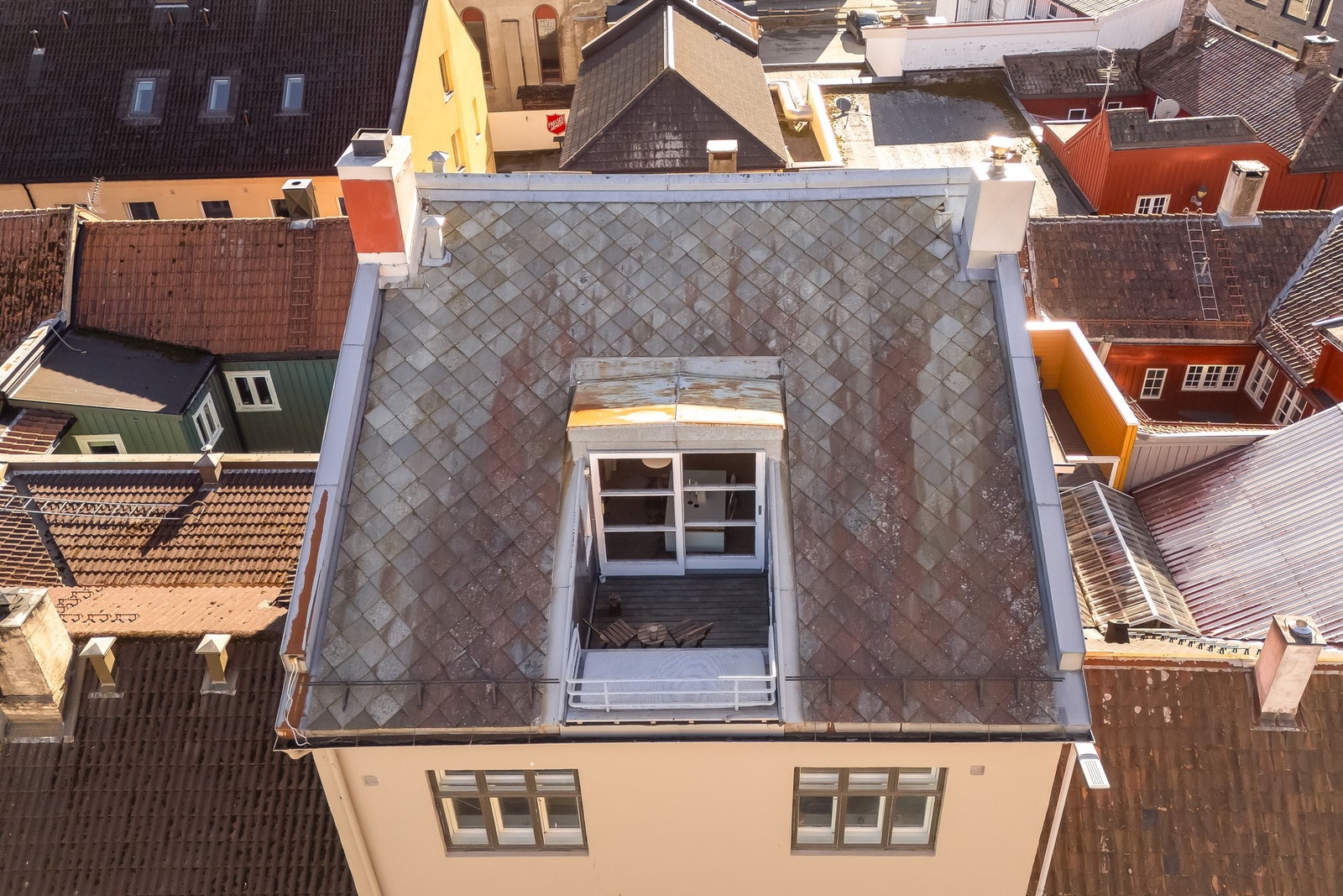 Erling Skakkes Gate 39 ligger i hjertet av Trondheim sentrum, Midtbyen. Midtbyen ligger i kjernen av Trondheim sentrum og er Trondheims eldste og mest sentrale bydel. Galleribilde