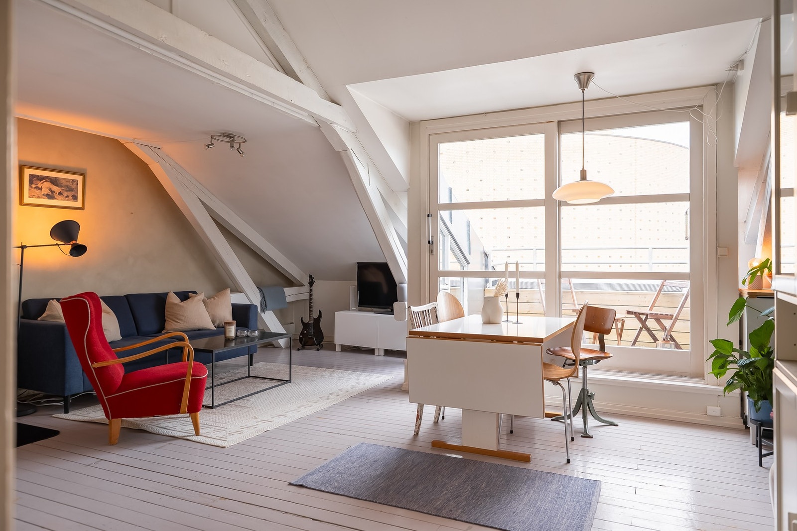 En unik og sjarmerende 3-roms toppleilighet med 3 egne takterrasse med gode sol- og utsiktsforhold. Galleribilde
