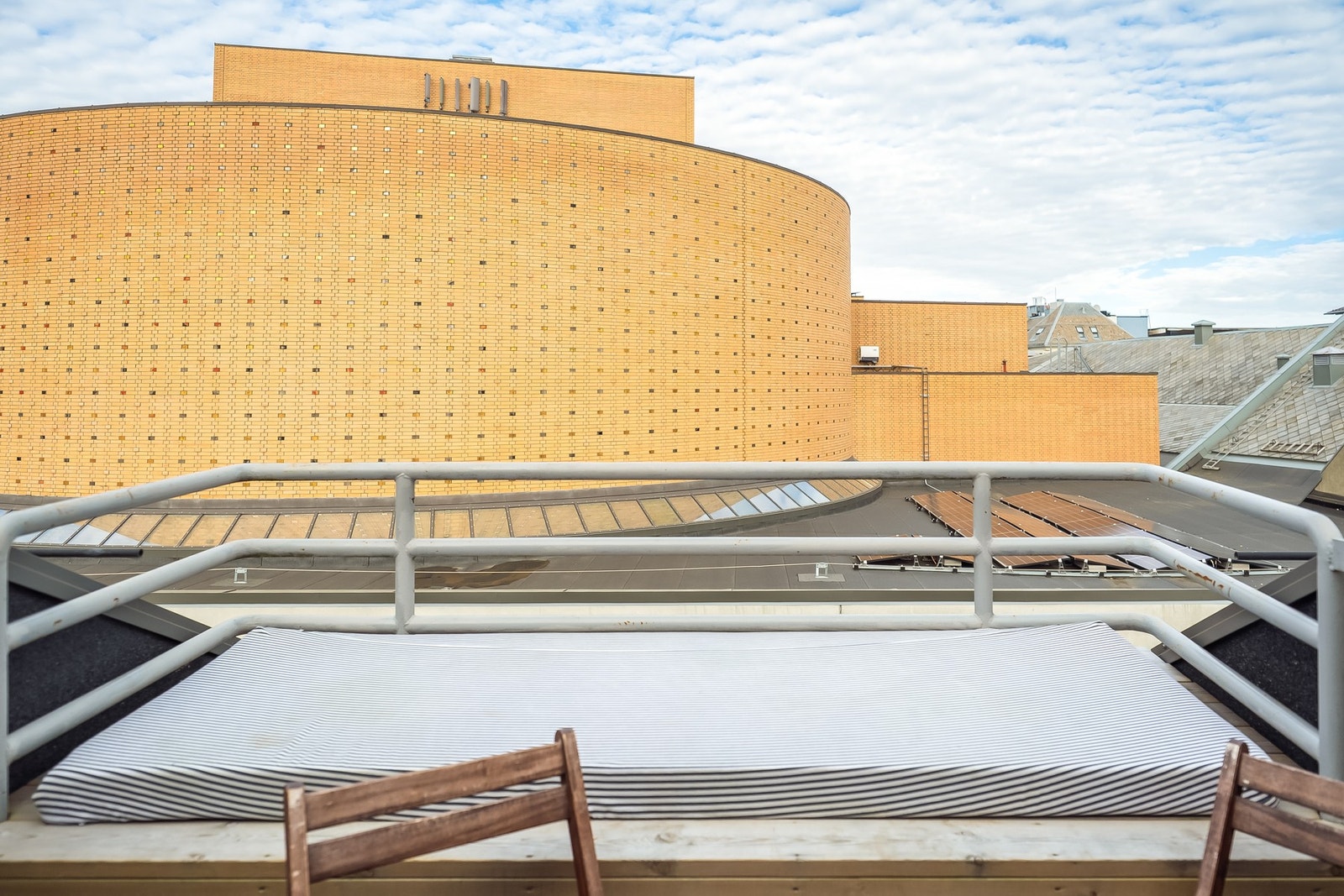 Terrassen har tilpasset solemadrass som legges ut på sommeren. Galleribilde