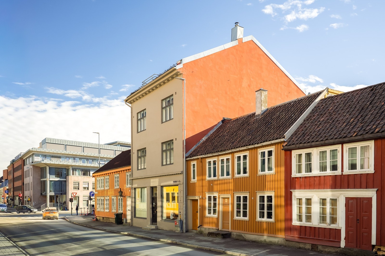 Man ligger som nabo til parkeringshus som gir mulighet for å leie langtidsparkering. Nytt pipeløp 2025. Galleribilde