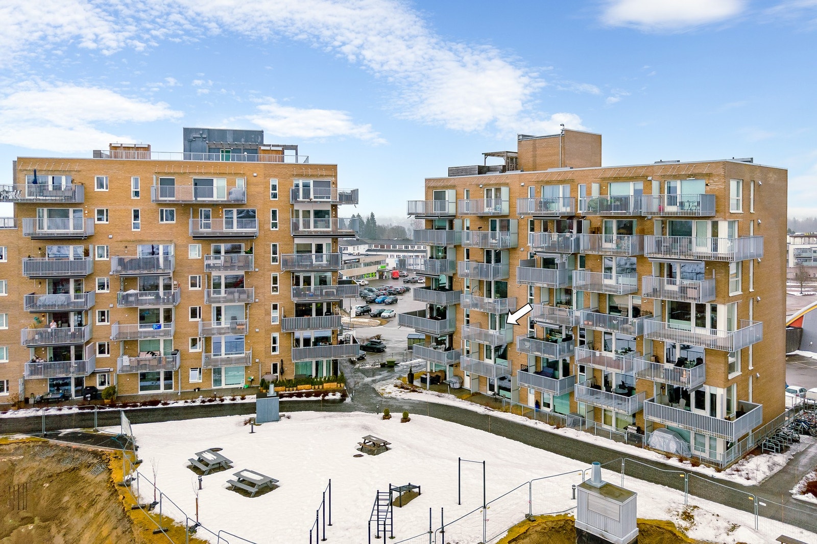 Leiligheten har en meget sentral beliggenhet på Råholt i Eidsvoll kommune med gangavstand til et godt utvalg av servicetilbud og fasiliteter. Kun 4 min gange til Eidsvoll Verk stasjon - 30 min til Oslo S! Galleribilde