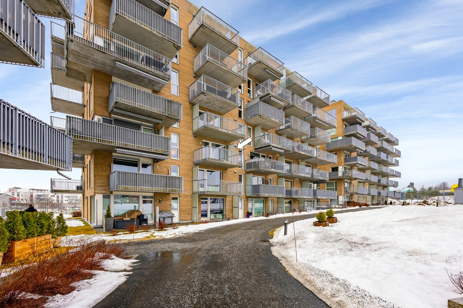 Felles eiet tomt i sameiet på ca. 2.658 kvm. Tomten er pent opparbeidet med felles grøntarealer, lekeplass, utebenker, samt diverse beplantning. Galleribilde