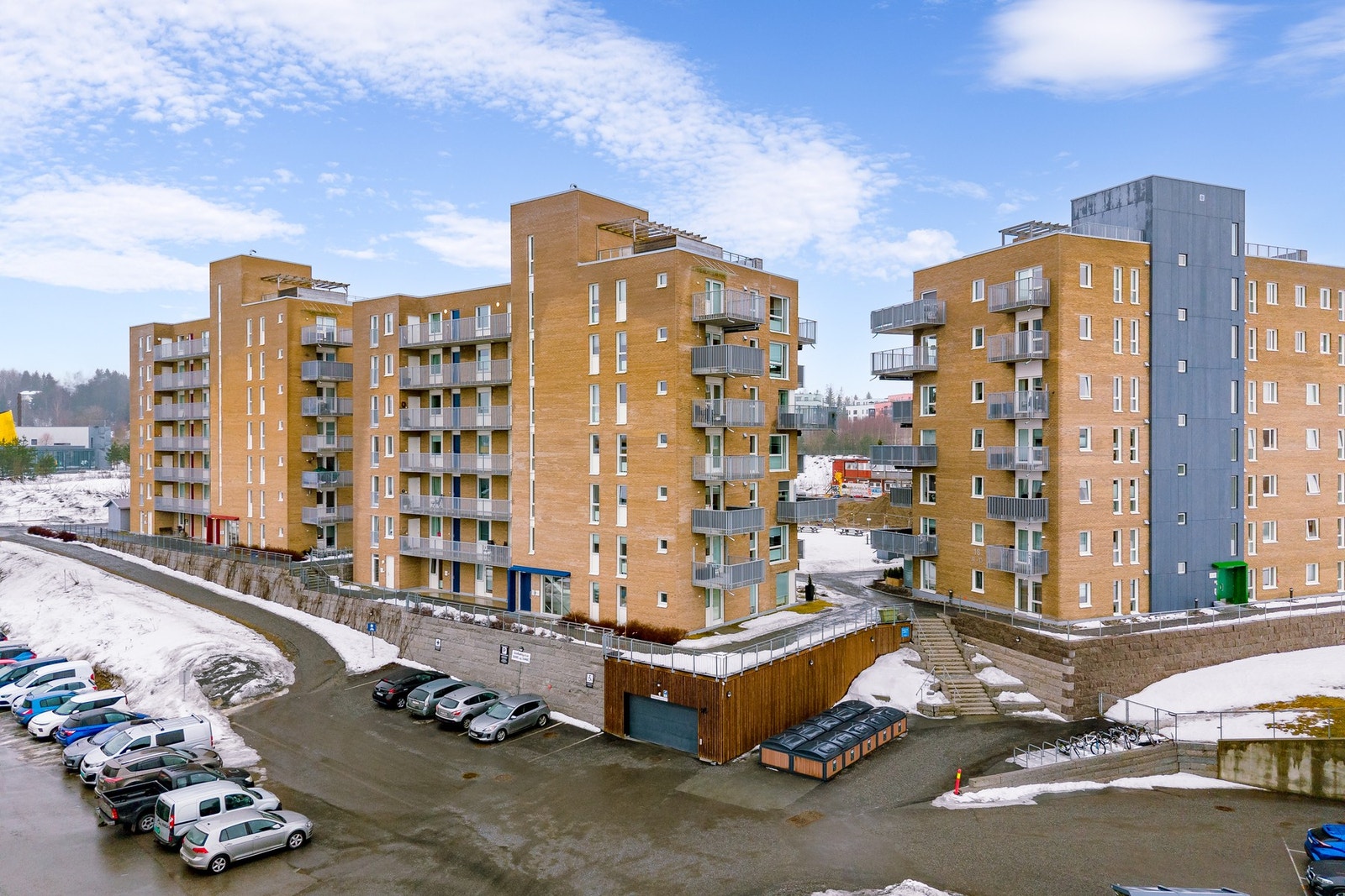 Det er ingen fast p-plass til leiligheten. Det er parkeringskort for gjester. Sameiet har 6 gjesteparkeringsplasser, samt sykkelparkering etablert på sameiets fellesområde. Galleribilde