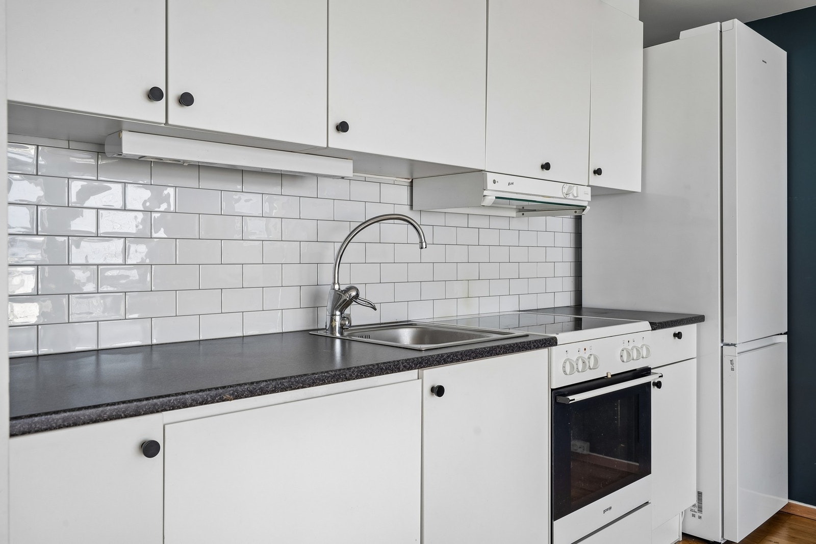 Alle hvitevarer på kjøkkenet medfølger handelen. Galleribilde