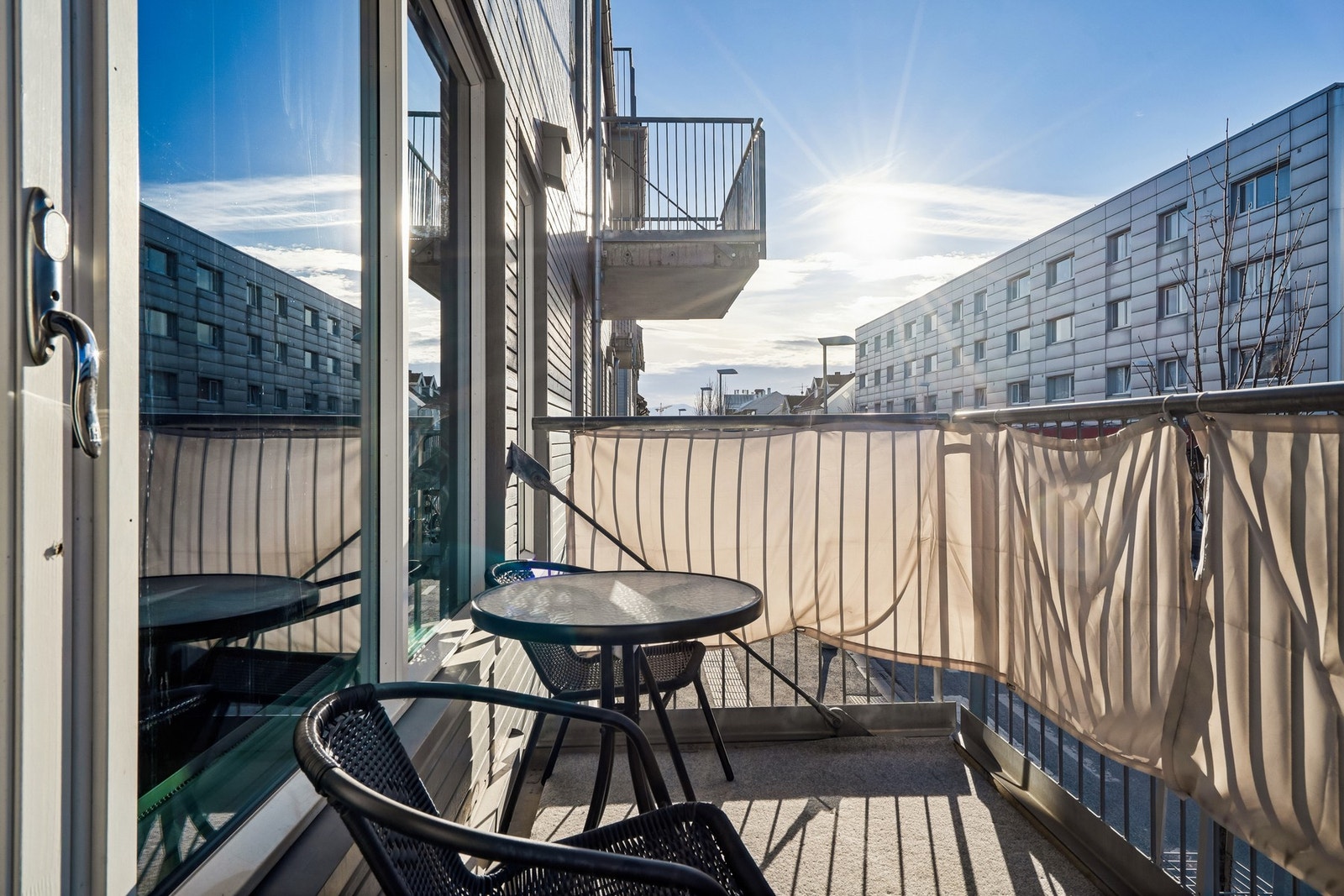 Fra stuen har du utgang til en vestvendt balkong. Galleribilde