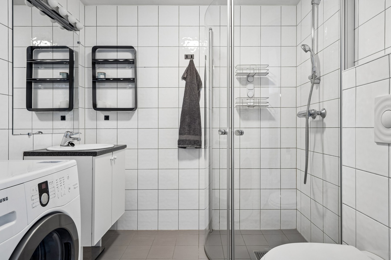 Badet er komplett flislagt og varmekabler i gulv sikrer deg en lun start på dagen. Galleribilde