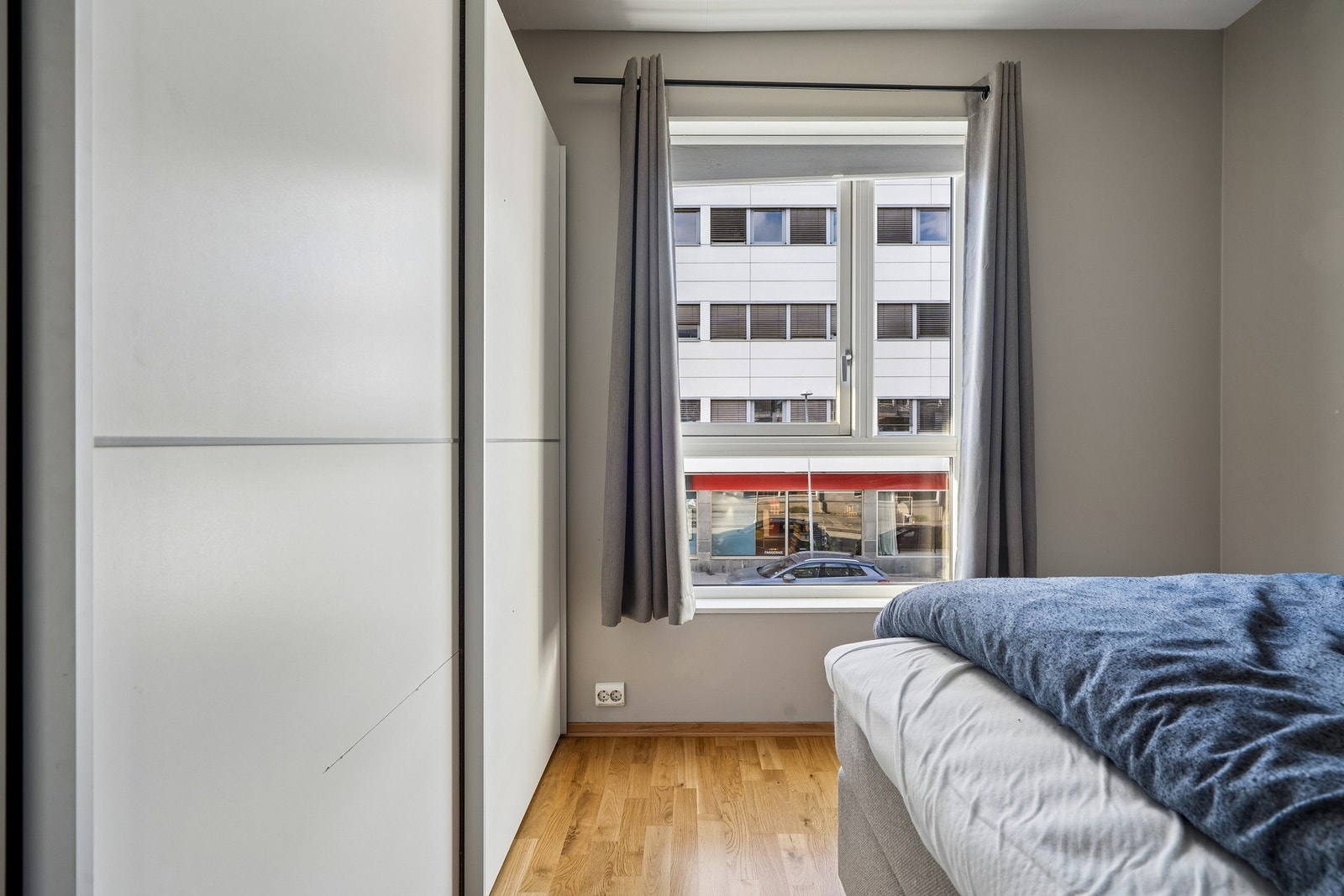 Stor skyvedørsgarderobe. Galleribilde