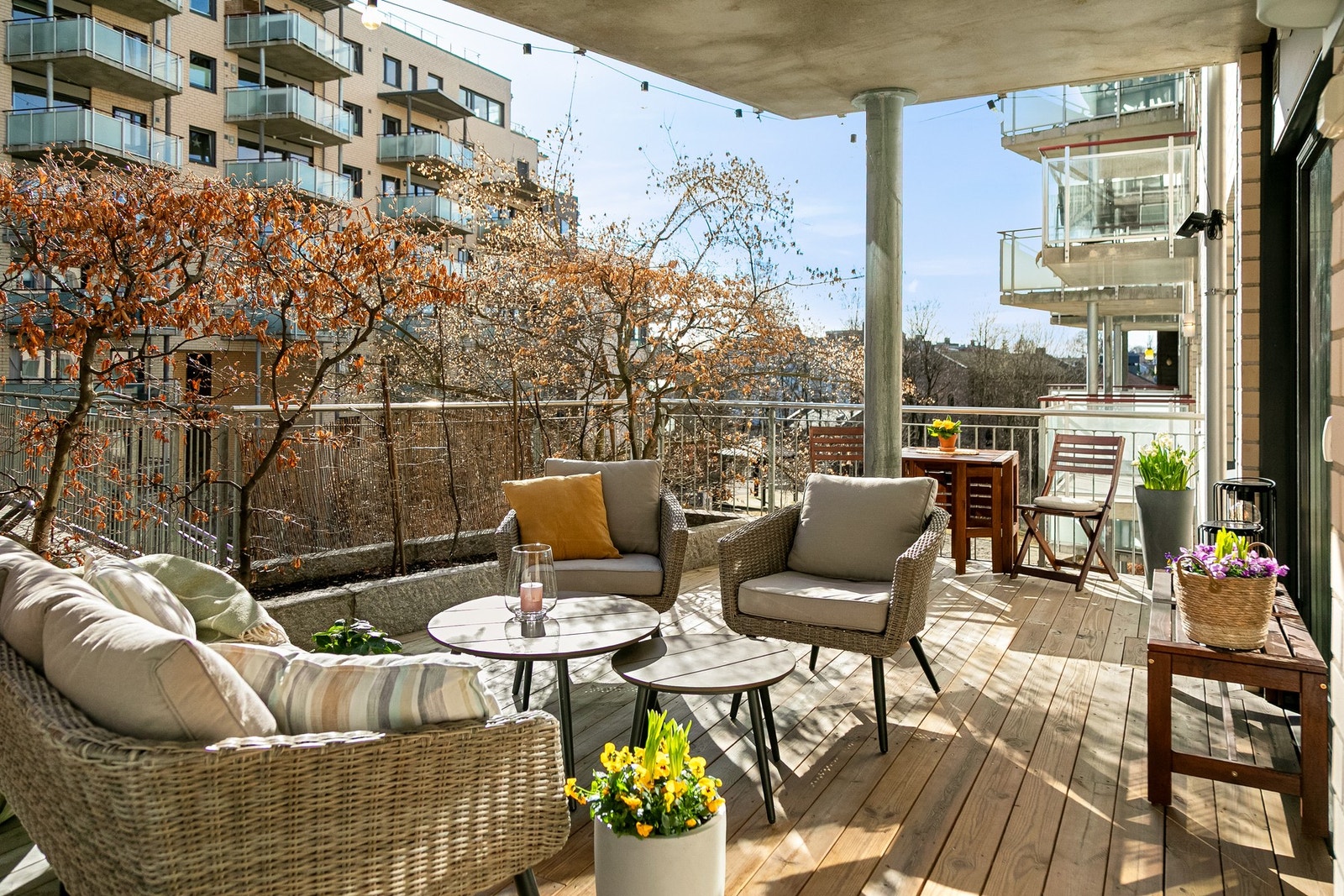 Fra stuen kan du tre ut på sydvendt markterrasse på hele 22 m², hvor du kan nyte fantastiske solforhold. Galleribilde