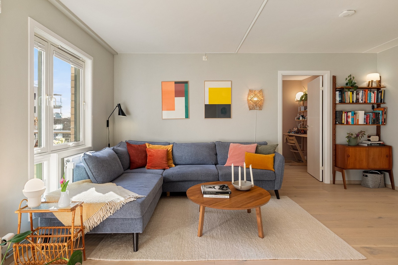 Stuen har god plass til en fin sofagruppe, mediemøblement, spisestue og annet ønskelig møblement. Galleribilde