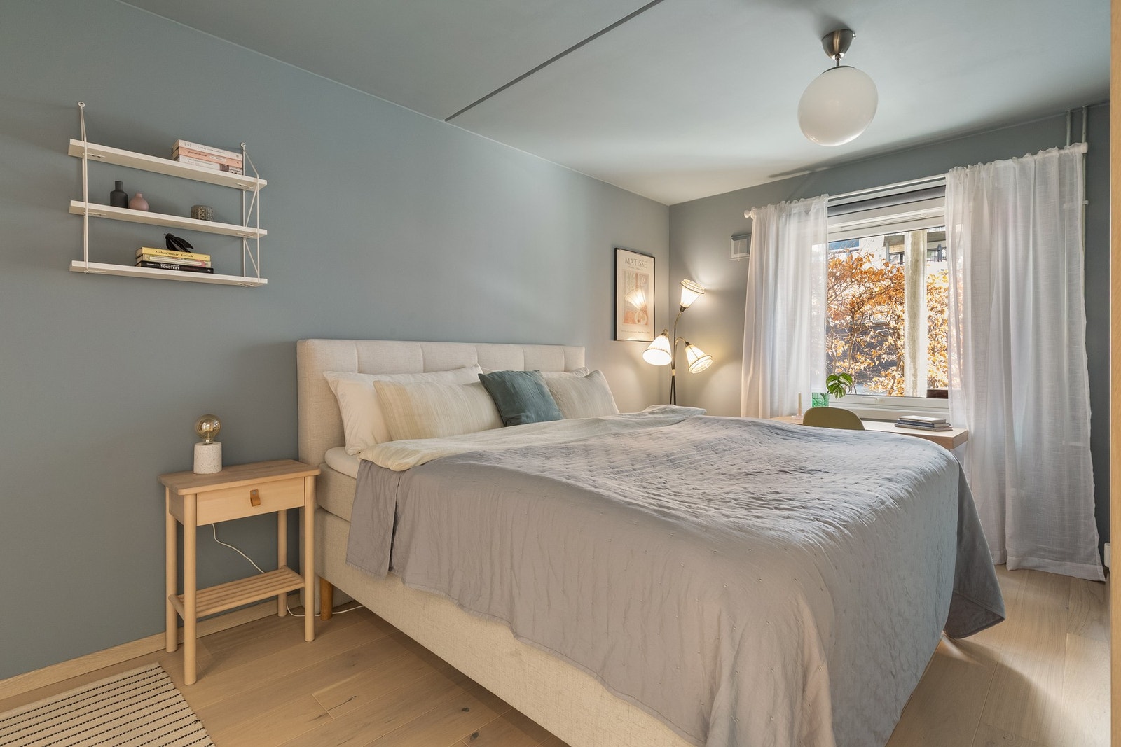 Romslig og innbydende hovedsoverom med god plass til stor dobbeltseng, nattbord og annet ønsket møblement. Galleribilde