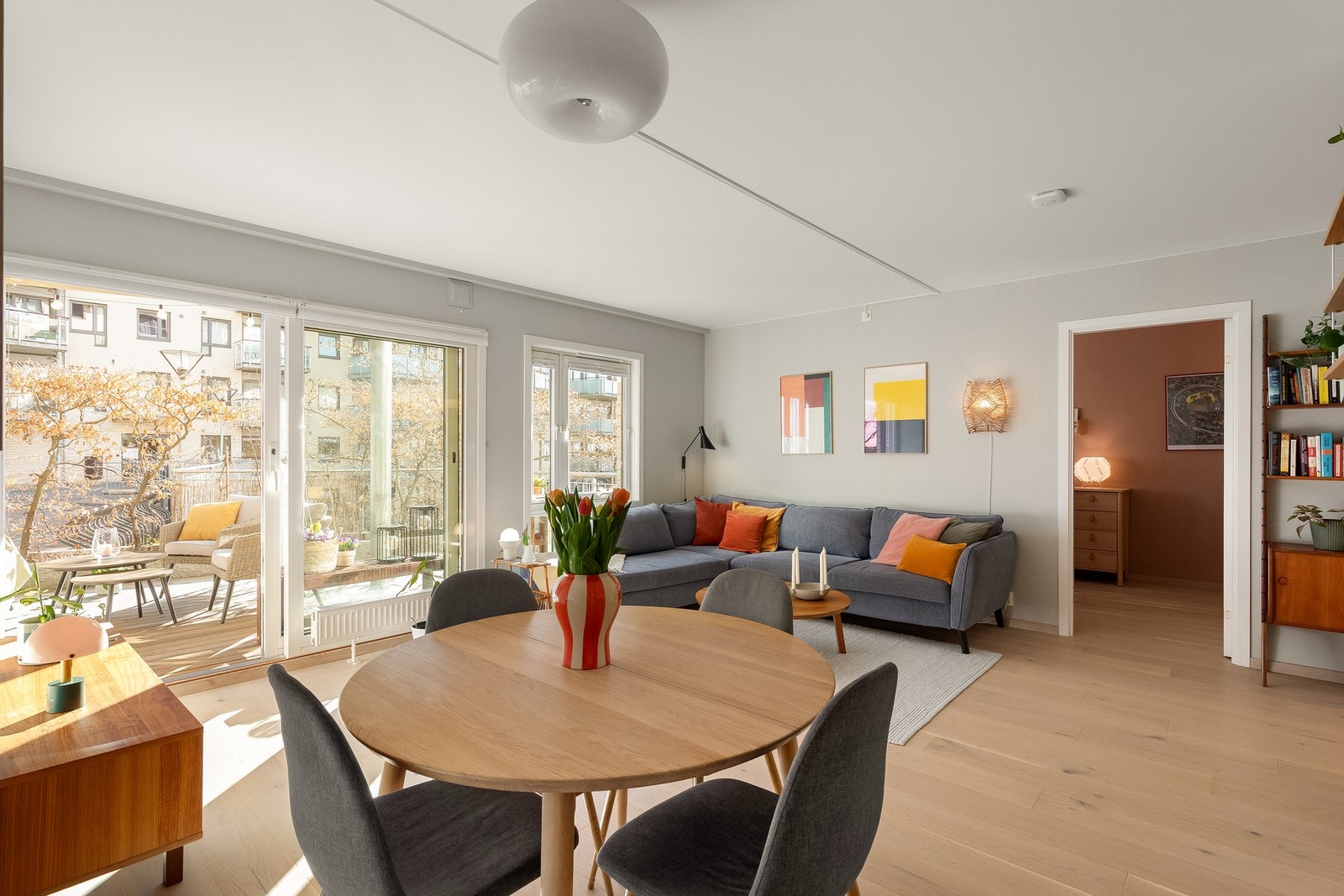 Her får du moderne fasiliteter som trappefri adkomst med heis til alle plan, oppvarmet garasjeanlegg med mulighet for leie/kjøp ved ledighet og lave felles utgifter som inkluderer fyring og varmtvann m.m. Galleribilde