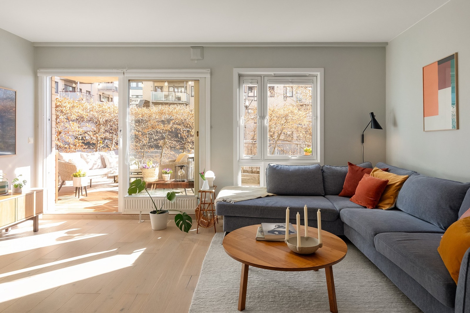 Store rom, duse fargevalg og generøse vindusflater gir rikelig med naturlig lys og flott romfølelse. Galleribilde