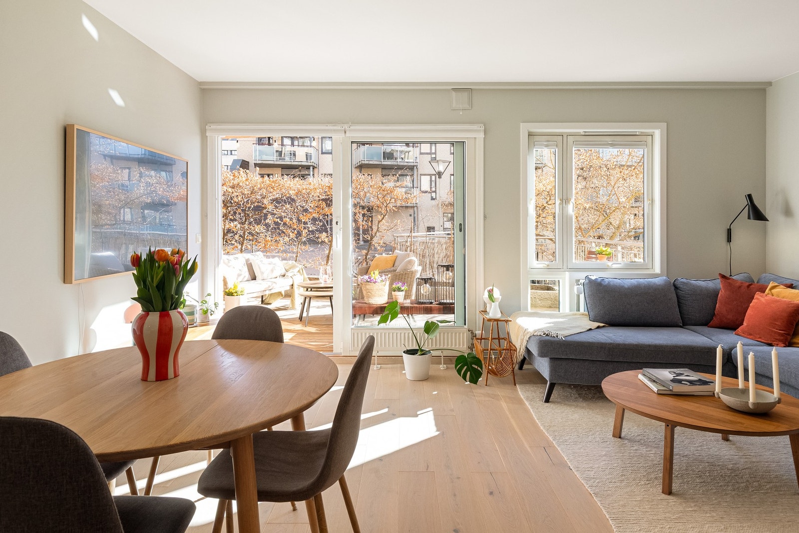 Leiligheten har gjennomgående god standard med pent enstavs hvitpigmentert parkett på gulv og glatte malte overflater i moderne farger. Galleribilde