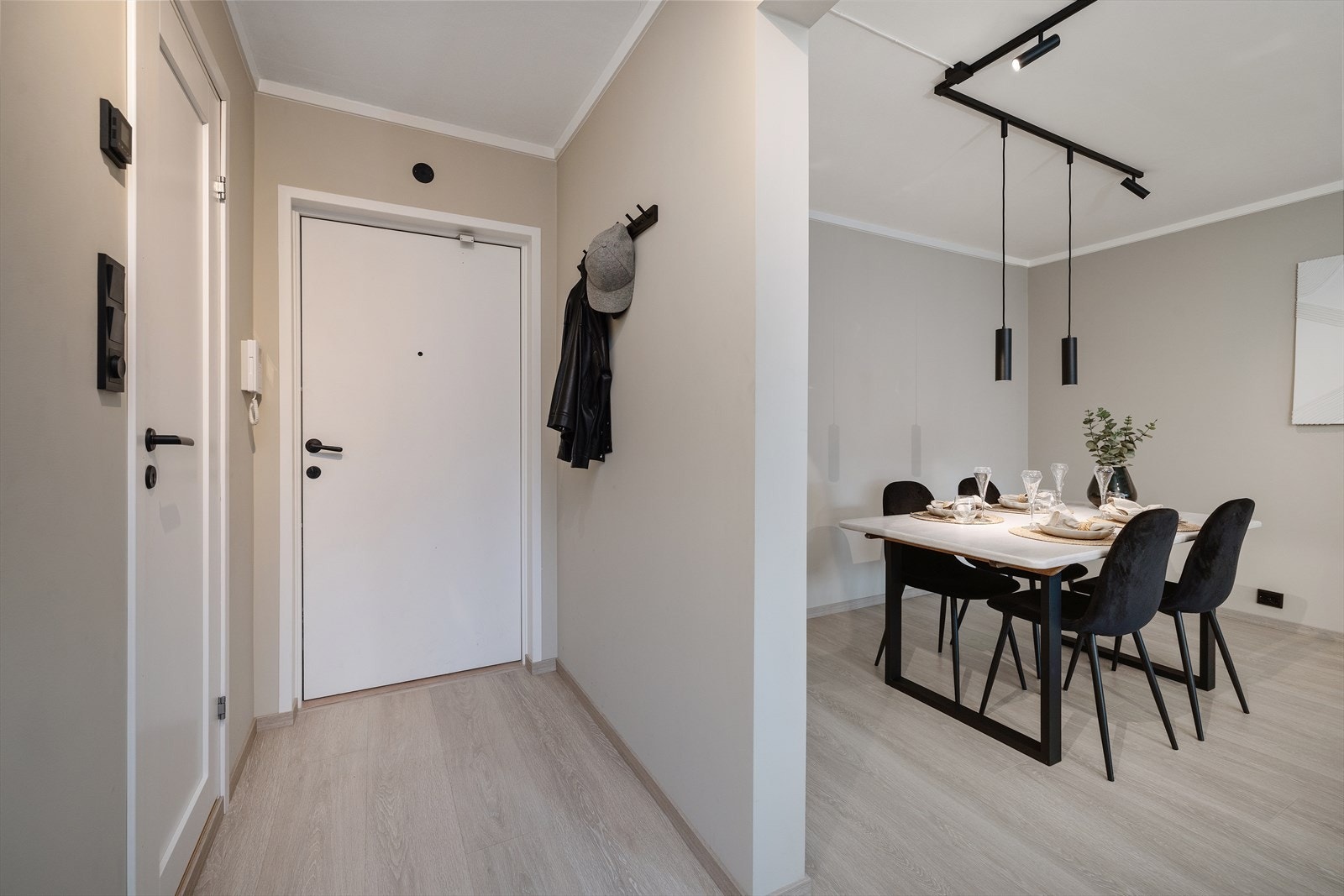 Entréen ønsker deg velkommen inn, her er lyse pene gulv og malte, glatte vegger. Galleribilde