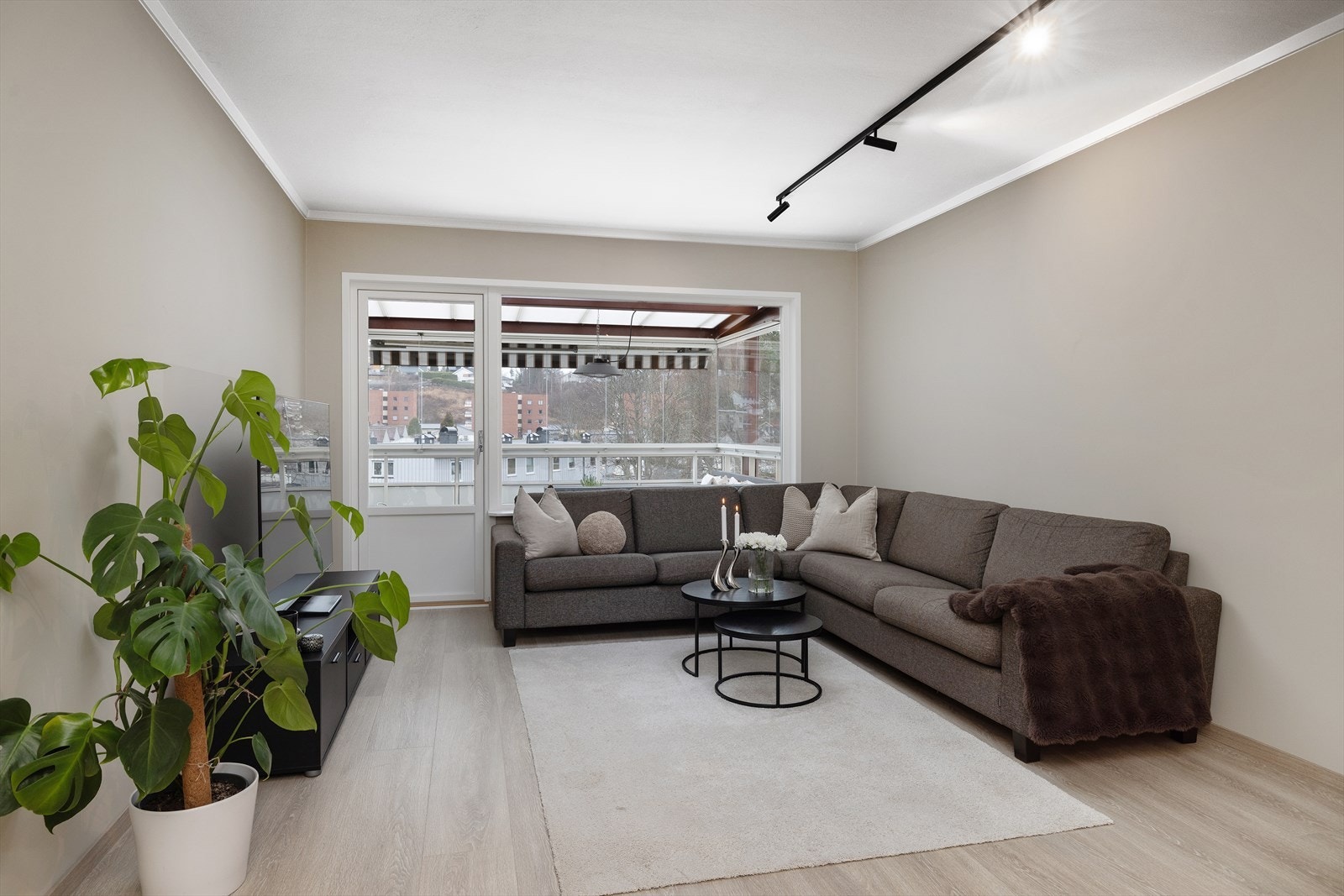 Leiligheten er gjennomført og stilren. Borettslaget har gjennomført store utvendige oppgraderinger i 2014/2015. Galleribilde