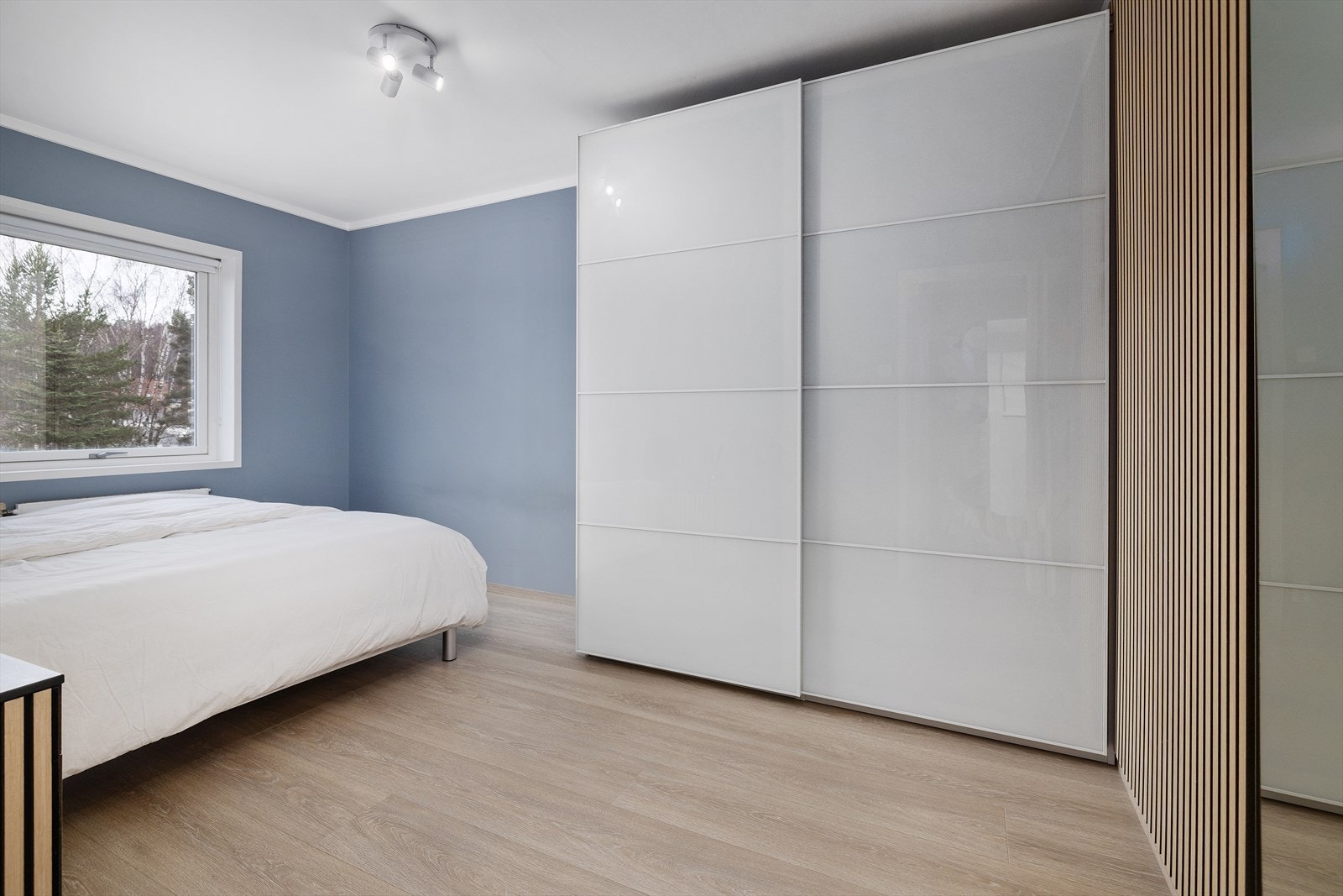 Garderobeskapet gir rikelig med oppbevaringsplass. Galleribilde