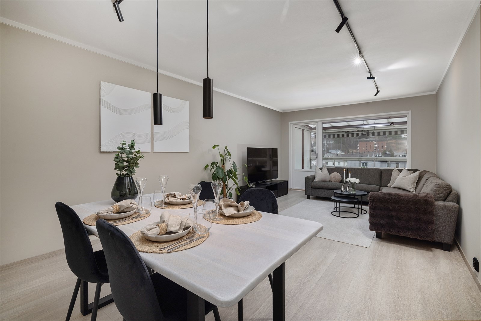 Stuen er romslig og har god plass til både spisebord og en separat sofagruppe. Galleribilde