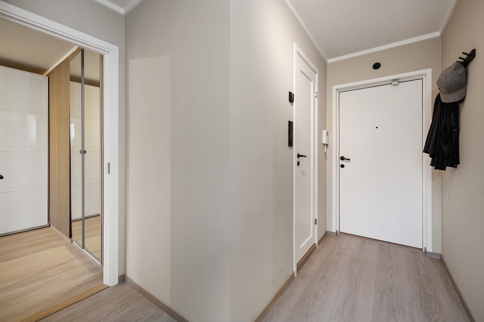 Fra gangen er det tilgang til alle rom. Ytterdøren er en brann- og lyddør som ble skiftet i 2014/2015. Galleribilde