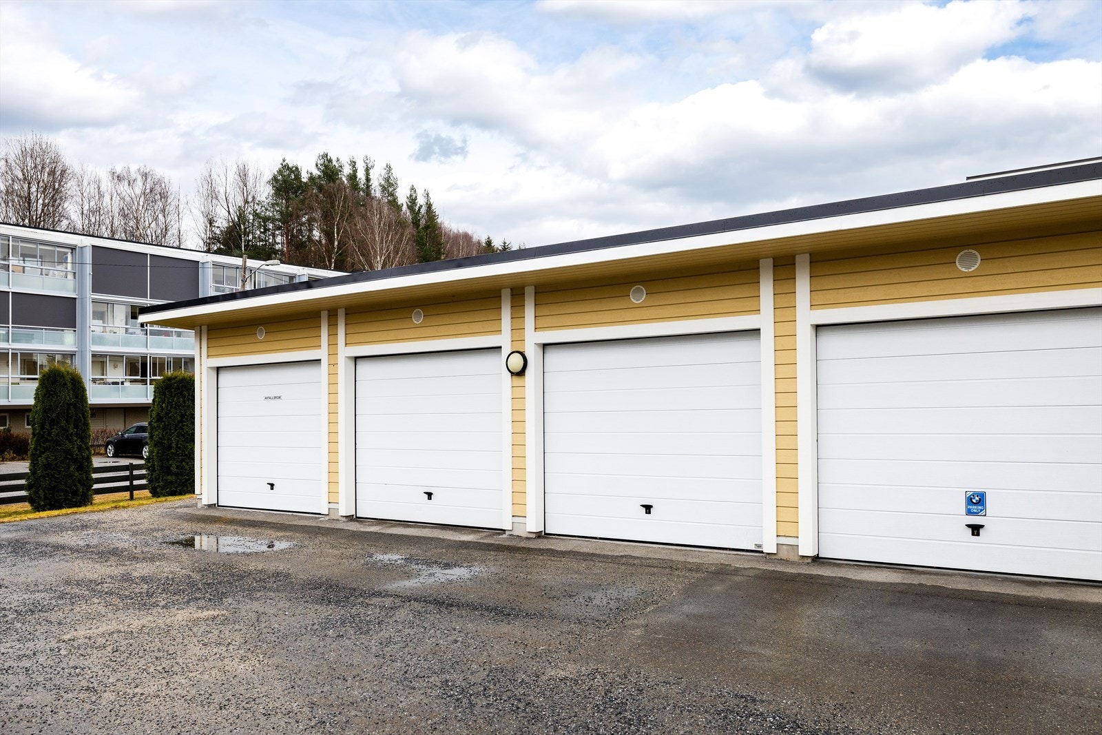 Det medfølger en garasjeplass på 19 m² i felles garasjeanlegg. Leiligheten disponerer også to boder i kjeller. Galleribilde