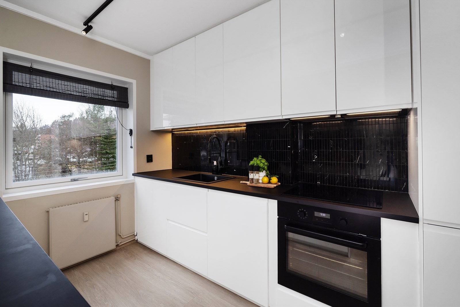 Kjøkkenet er godt utstyrt med innholdsrik innredning, laminat benkeplate, komposittvask og flislagt bakvegg med glassplate. Galleribilde