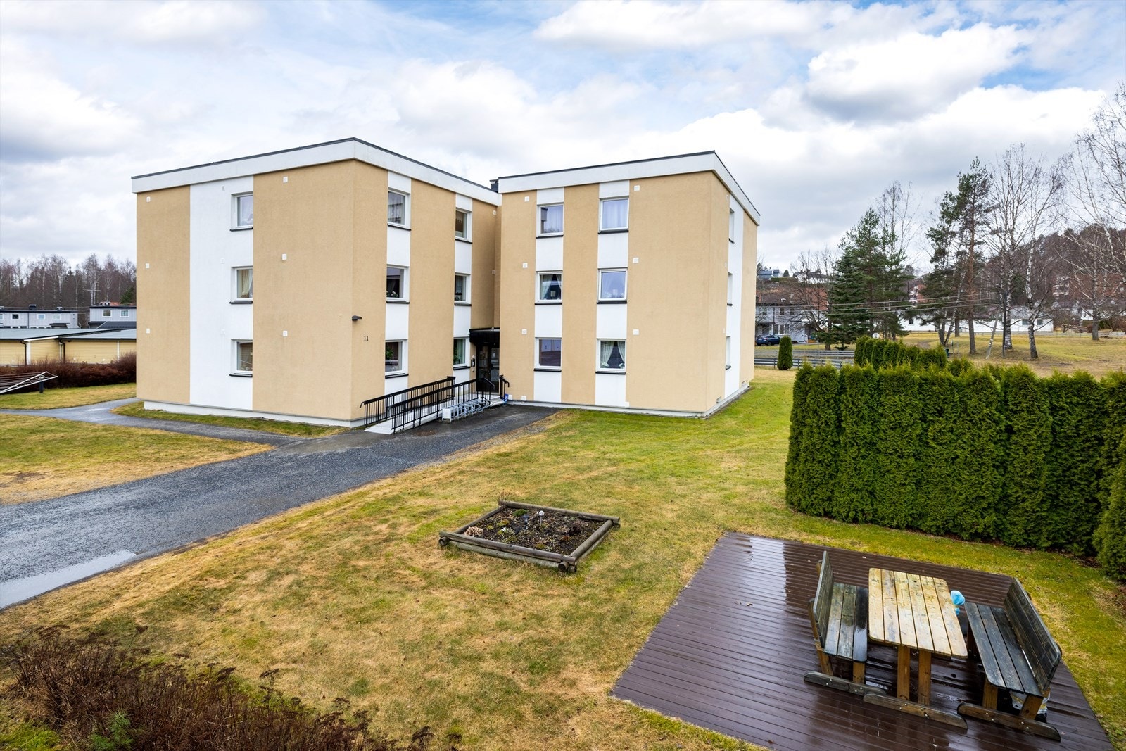 Tomten er pent opparbeidet med store grøntarealer og sosiale uteområder. Det er kort vei til Hovsmarka med fine turmuligheter. Galleribilde