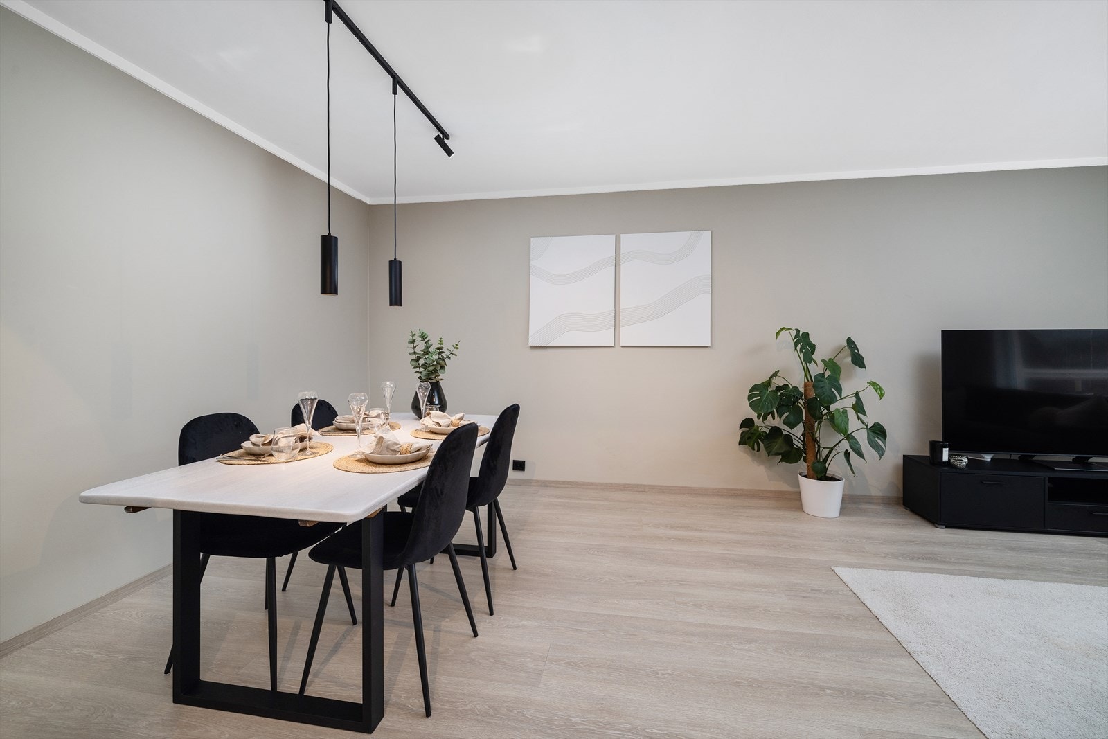 Spiseplassen er en naturlig del av stuen, med god plass for hyggelige sammenkomster. Galleribilde