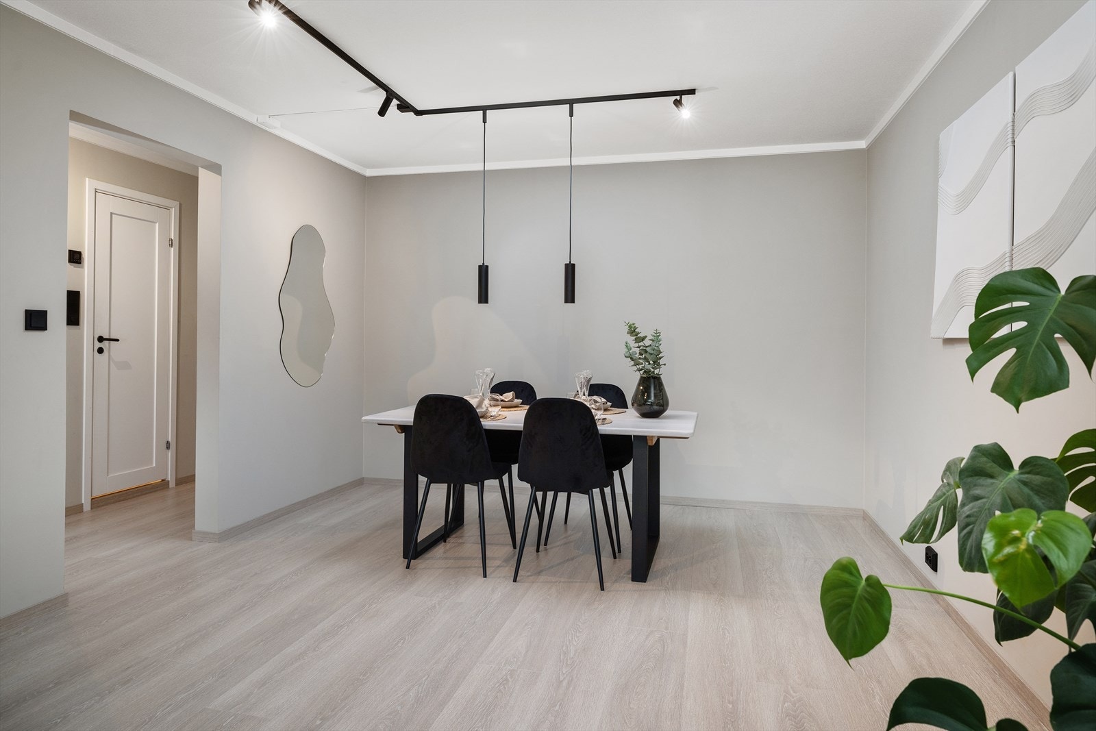 Gjennomgående laminatgulv og pene glatte overflater, en takhøyde på 2,48 meter skaper en helhetlig romfølelse. Galleribilde