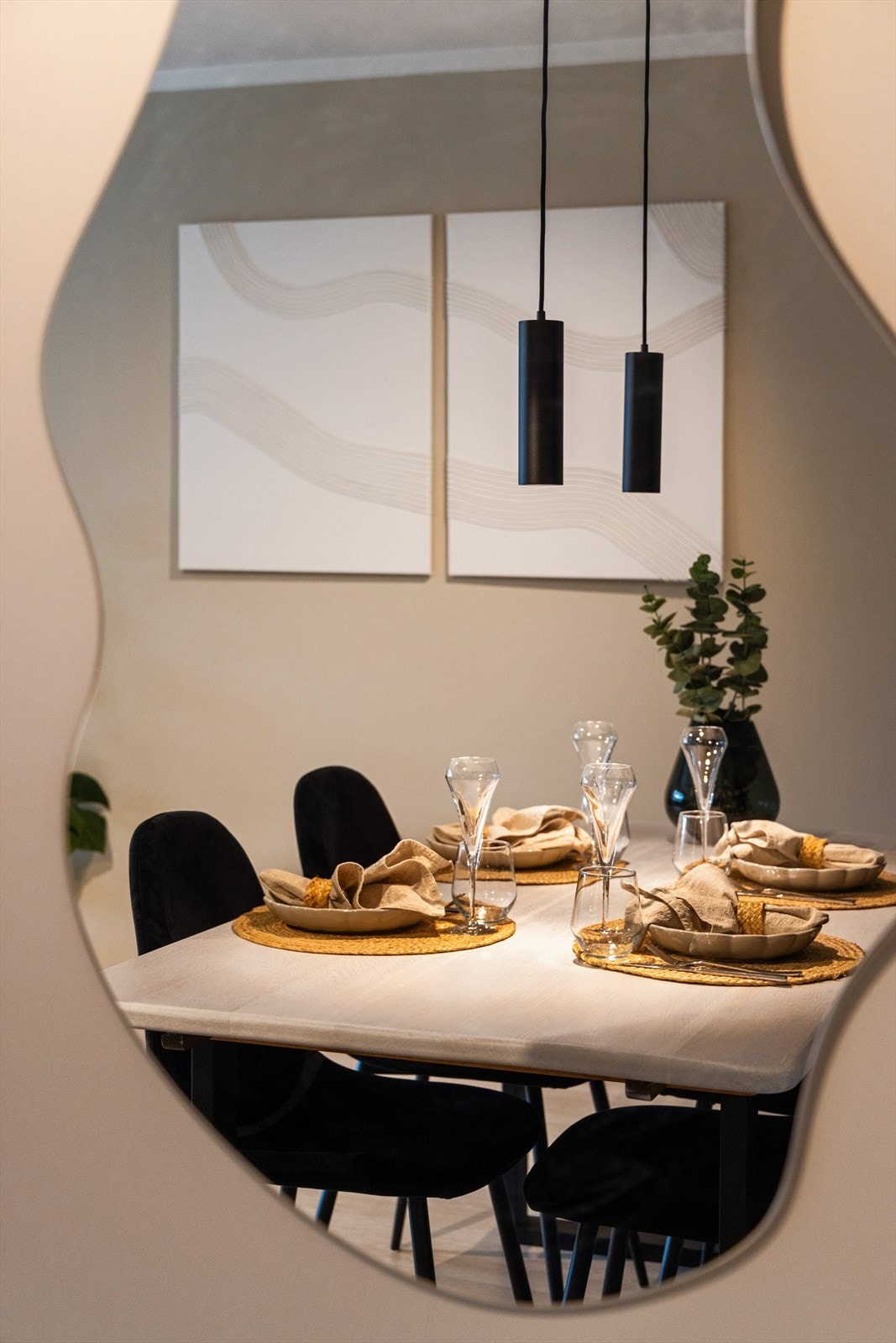 Moderne skinnesystem for belysning gir fleksibilitet og godt lys i hele oppholdsrommet. Galleribilde