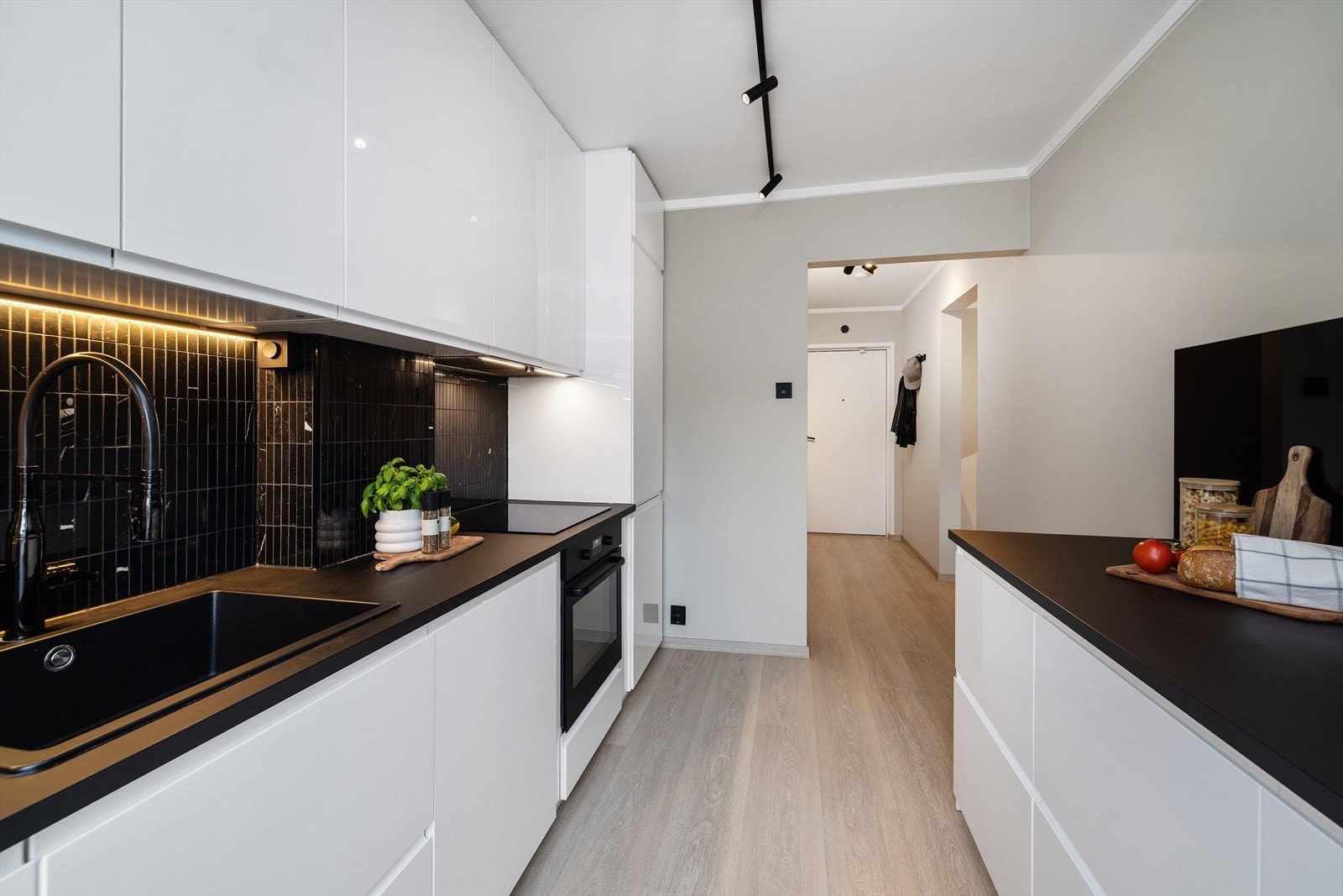 Kjøkkenet har en stilren innredning med glatte fronter og integrerte hvitevarer. Vannledningene ble oppgradert i 2023. Galleribilde