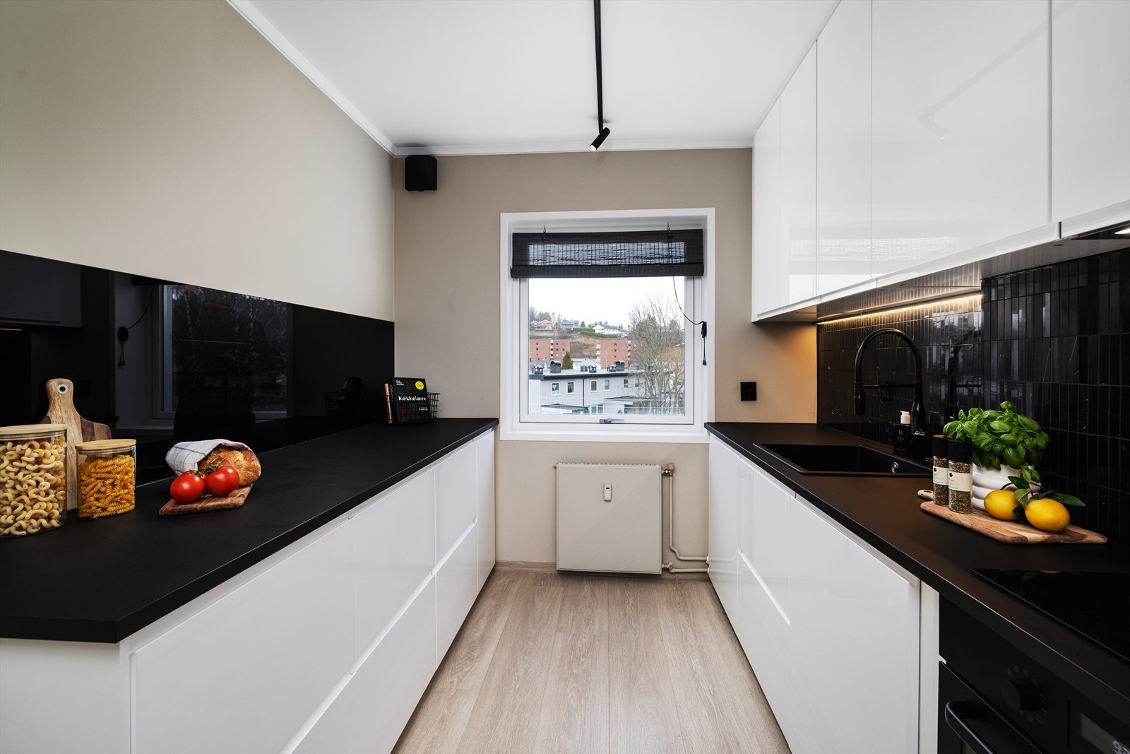 Her er rikelig med skap- og benkeplass på begge sider. Et vannstoppsystem med sensor er montert for ekstra trygghet. Galleribilde