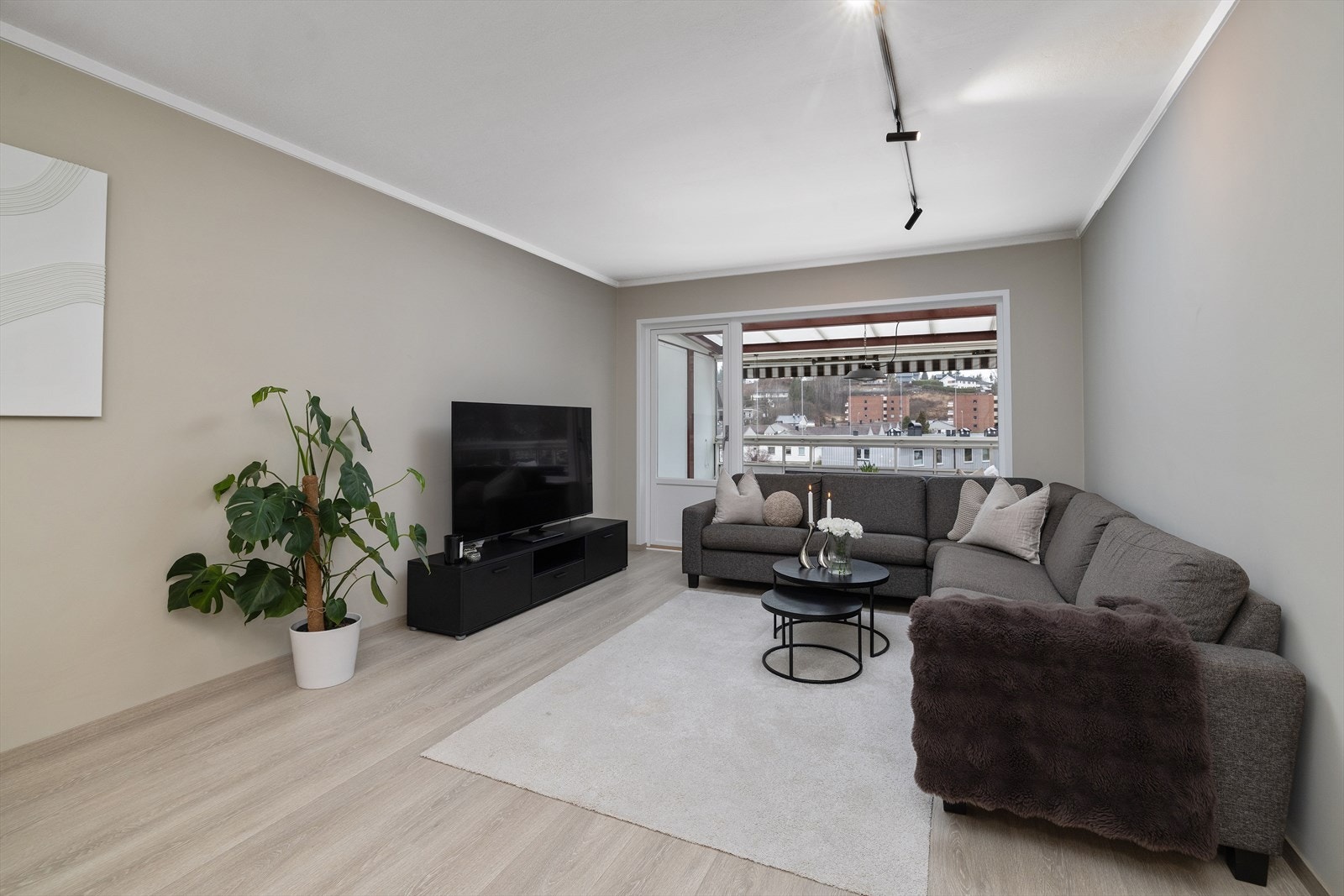 Fra stuen er det direkte utgang til den overbygde balkongen via en terrassedør fra 2013. Galleribilde