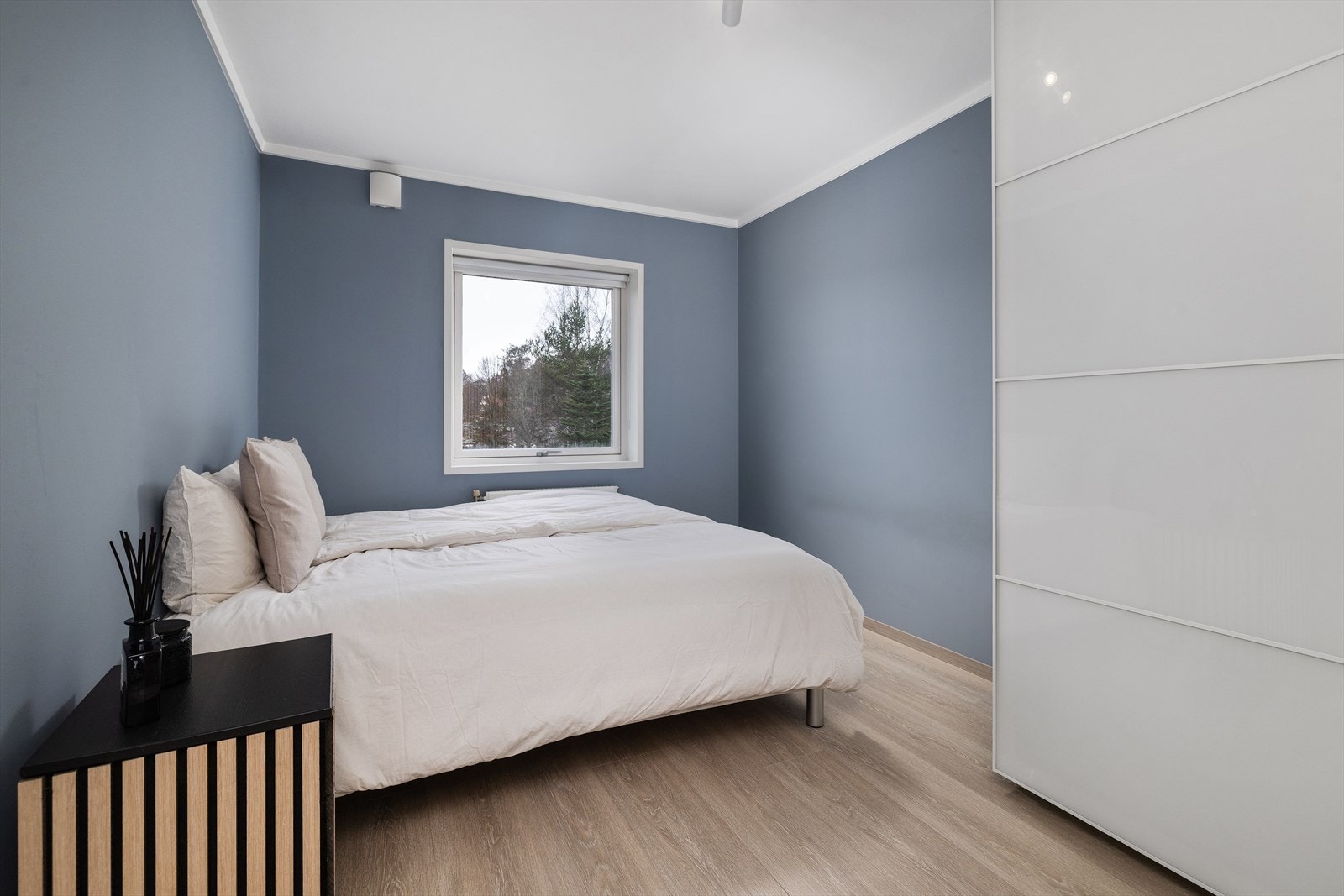 Vinduet gir godt med dagslys og har, som resten av leiligheten, 2-lags isolerglass. Galleribilde