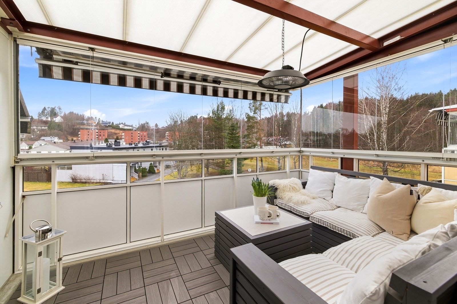 Balkongen har skyvevinduer i glass og en terrassemarkise som gir god skjerming. Galleribilde