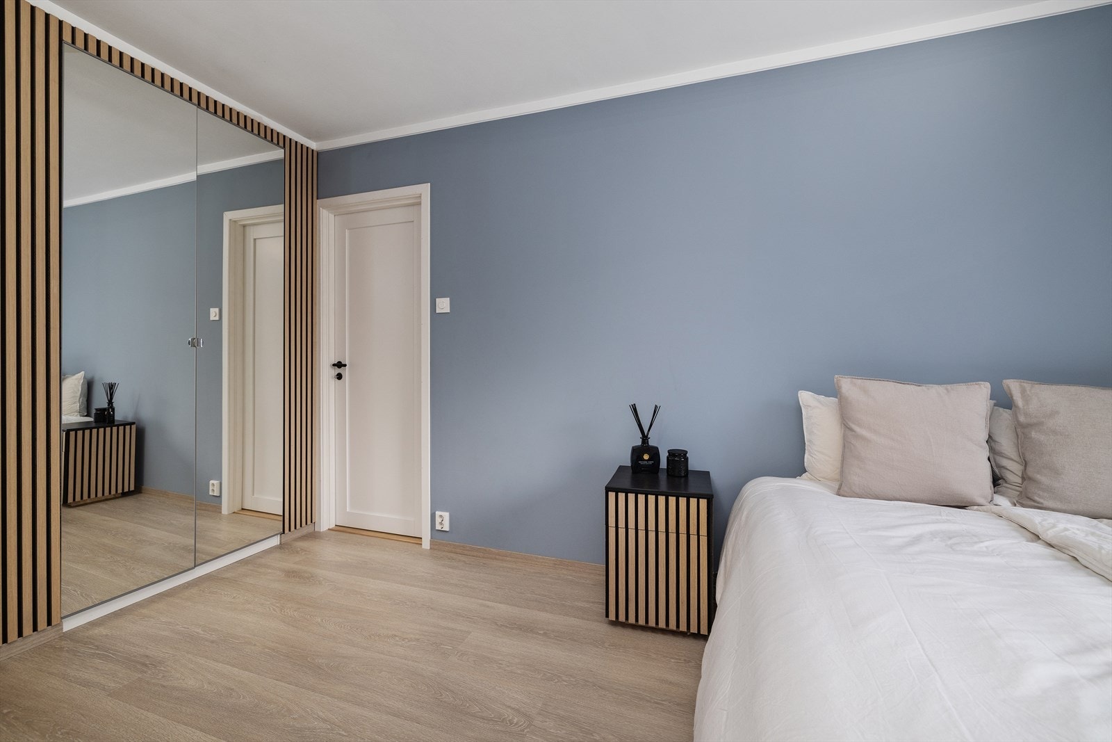 Rommet har malte, glatte vegger og laminat på gulvet, i tråd med resten av leiligheten. Galleribilde