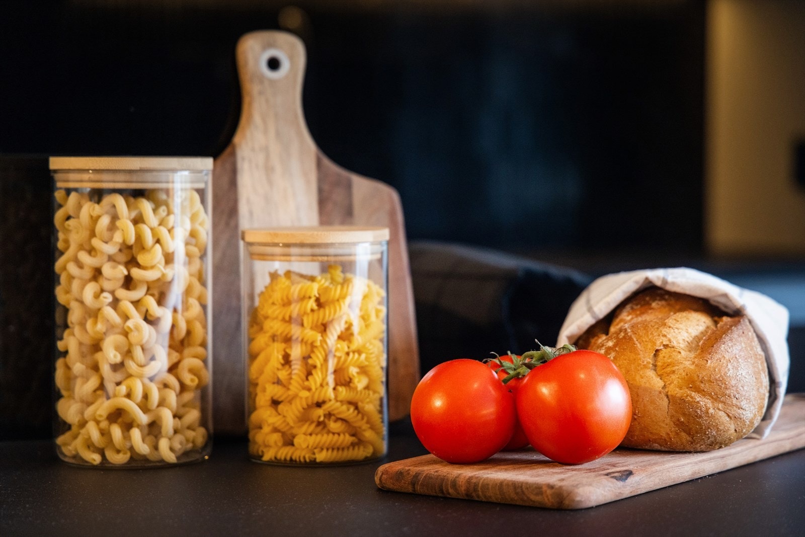 Innredningen har integrert stekeovn, platetopp, oppvaskmaskin og kombiskap for kjøl/frys. Galleribilde