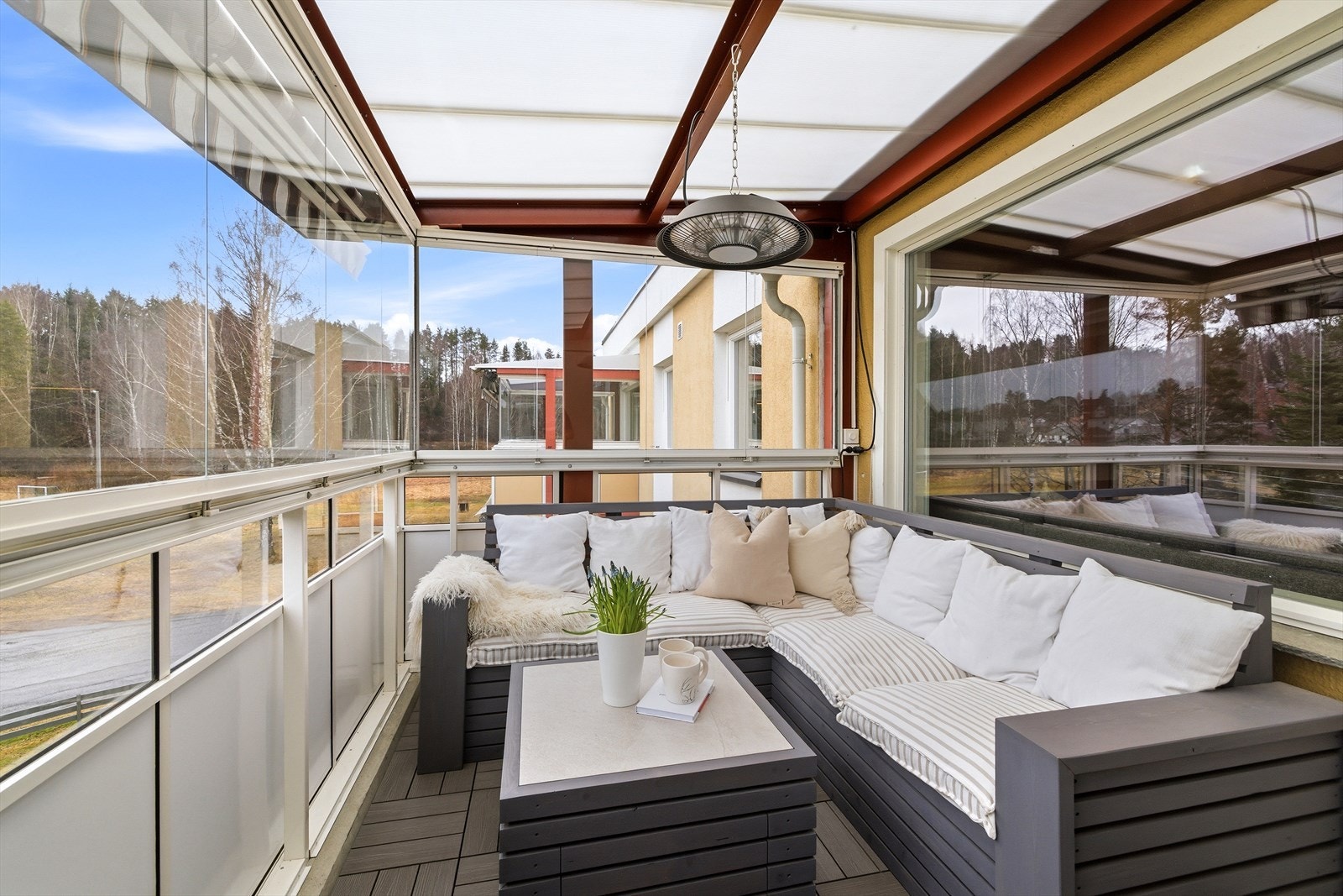 Den innglassede balkongen på 8 m² fungerer som et ekstra oppholdsrom store deler av året. Her er lang kveldssol Galleribilde