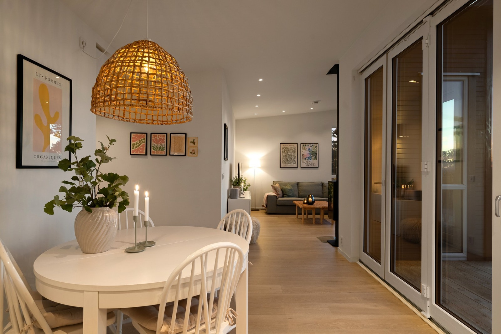 God plass til spisegruppe på kjøkken Galleribilde