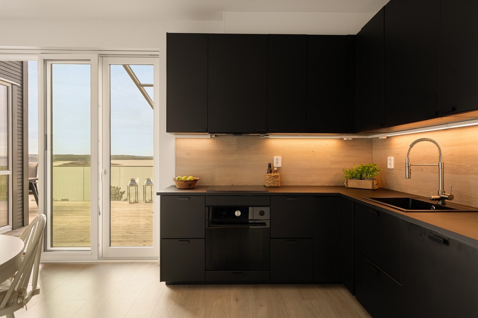 Godt med arbeidssoner og oppbevaringsplass i over- og underskap Galleribilde