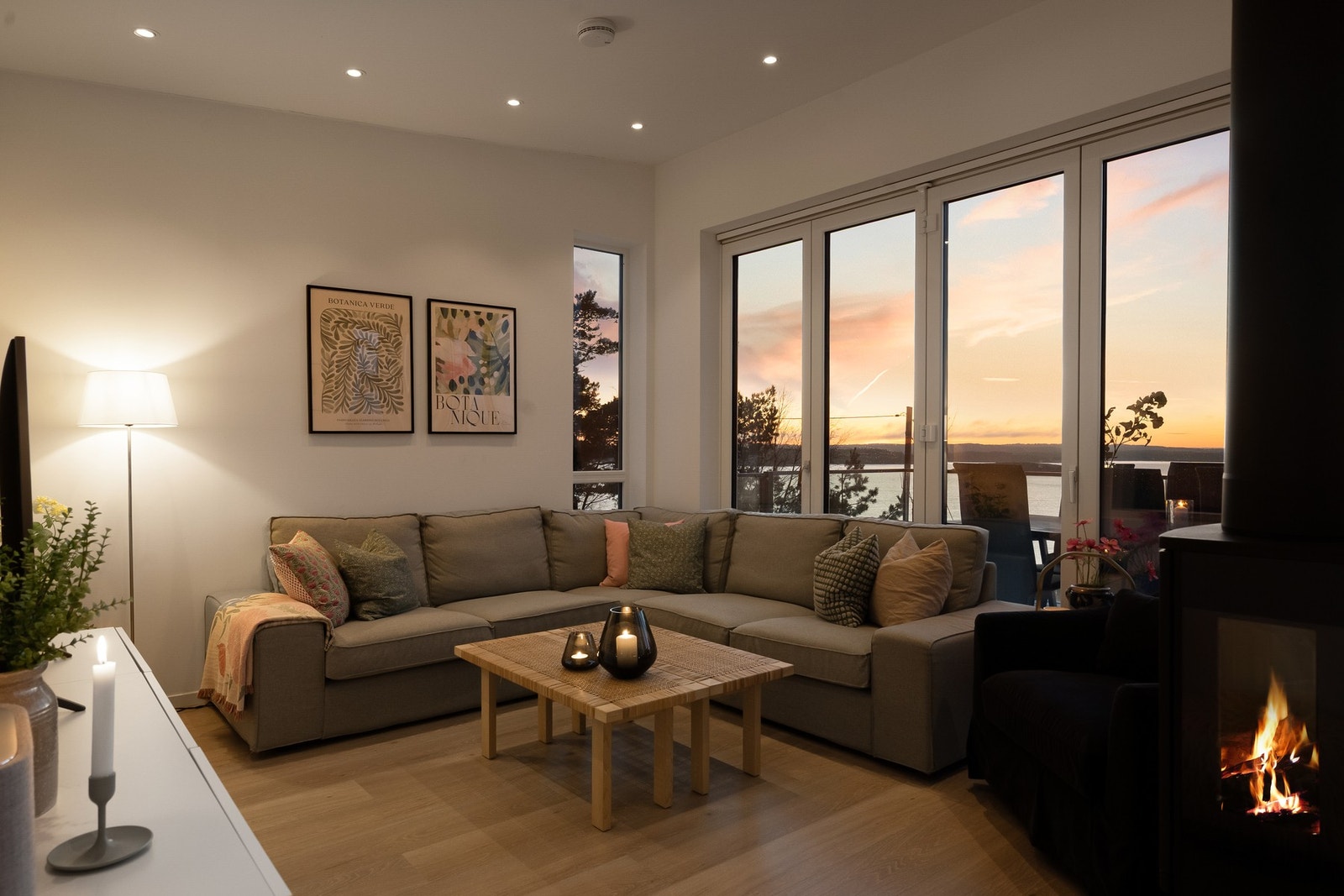 Takhøye vinduer også i TV-stuen Galleribilde