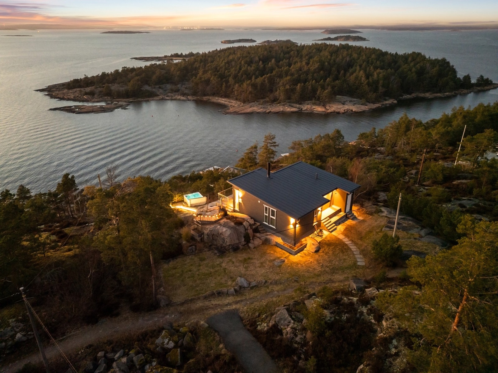 Fra bryggen har du mulighet til å utforske hele Hvalers fantastiske skjærgård Galleribilde