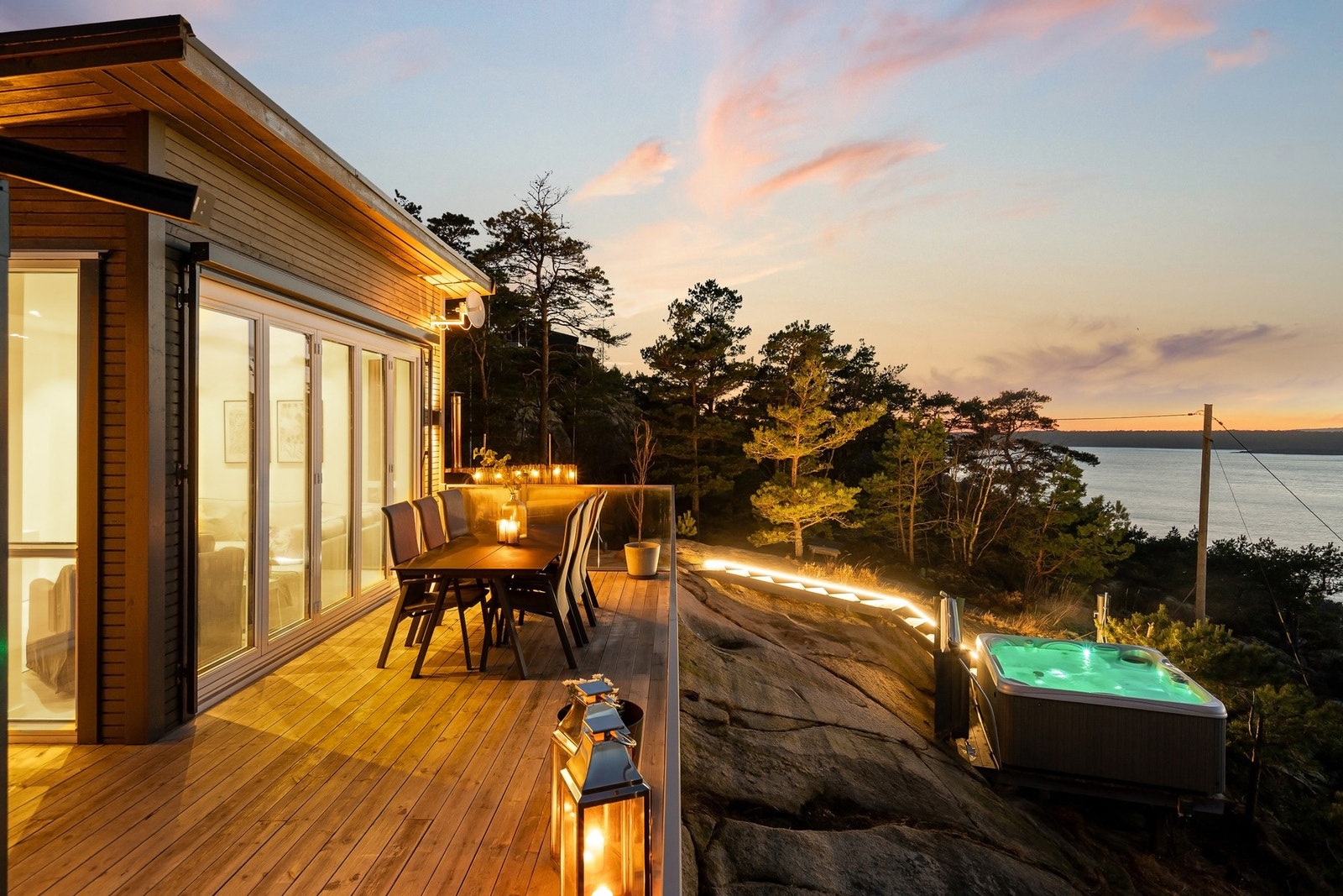 Spektakulær utsikt, brygge, badeplasser og P-plass er noen av stikkordene Galleribilde