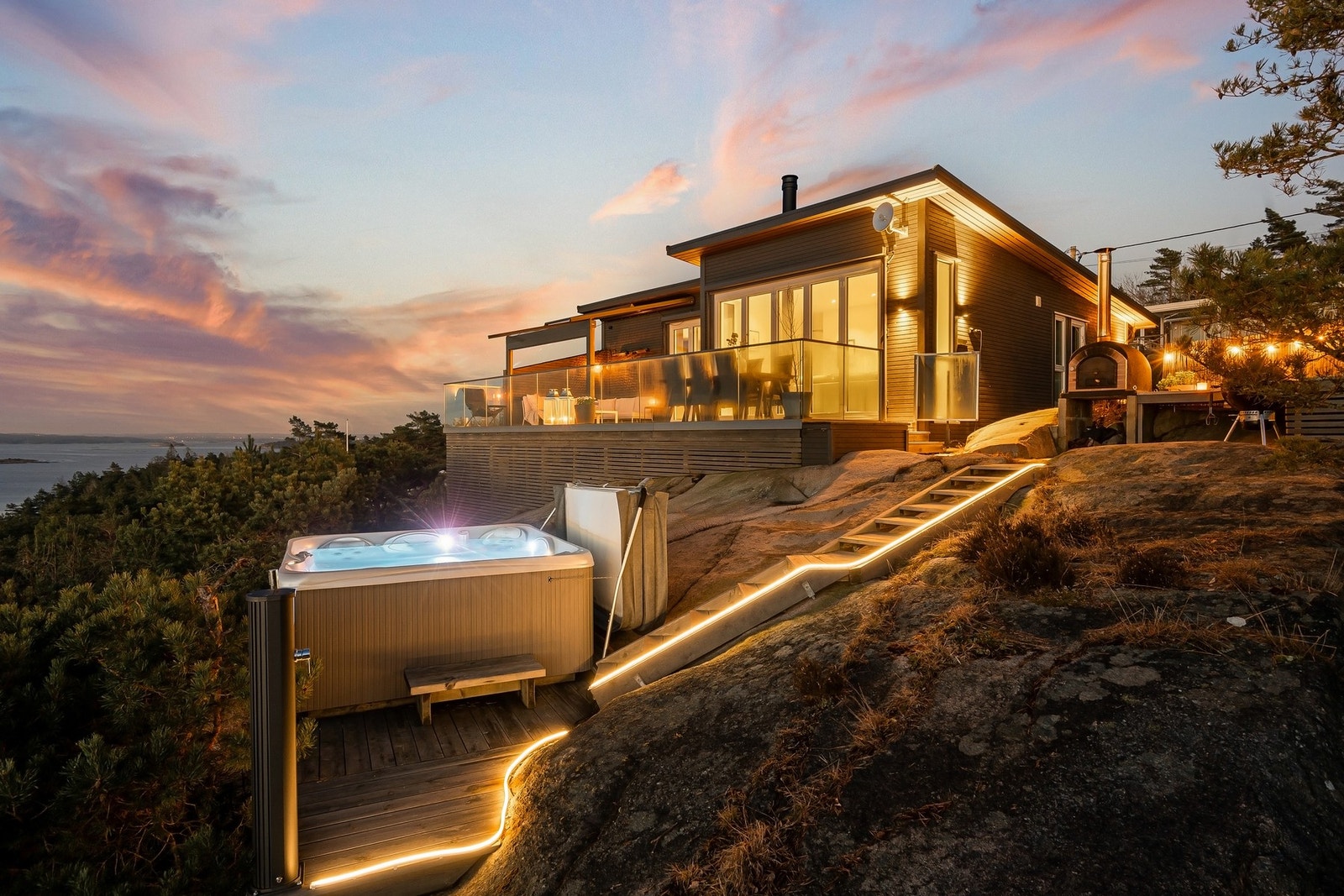 Sene sommerkvelder nytes i jacuzzi, på verandaen eller kveldsbad fra egen brygge Galleribilde