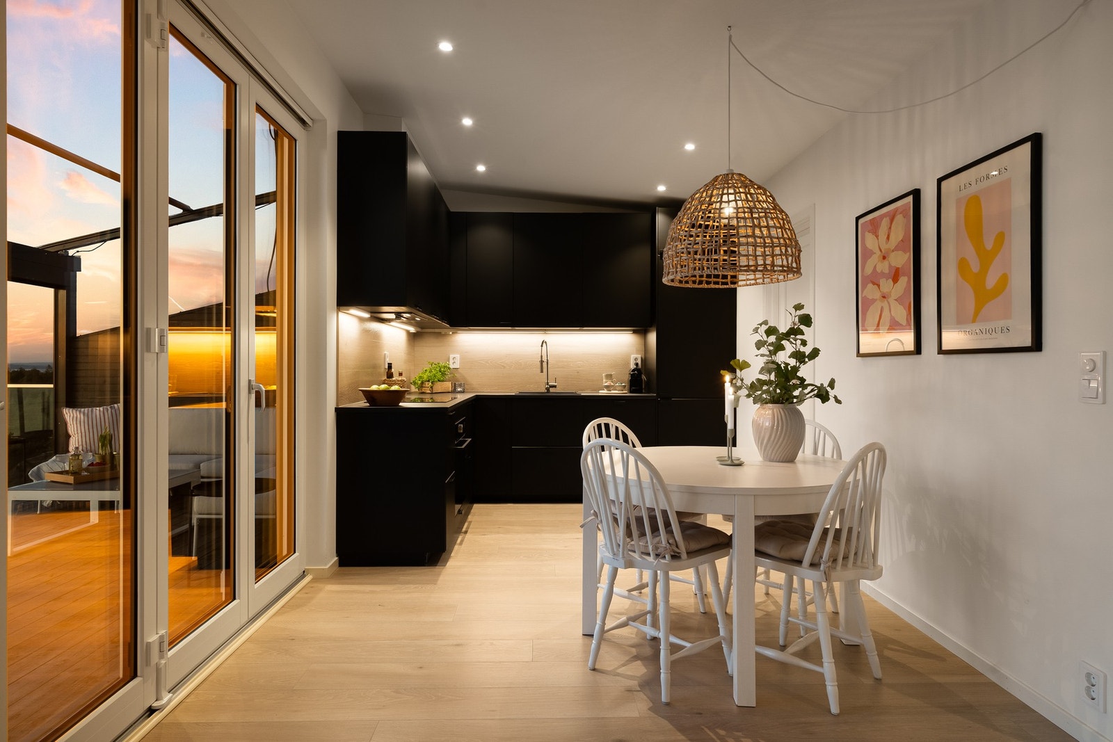 Moderne overflater med 1-stavs gulv og slette flater Galleribilde