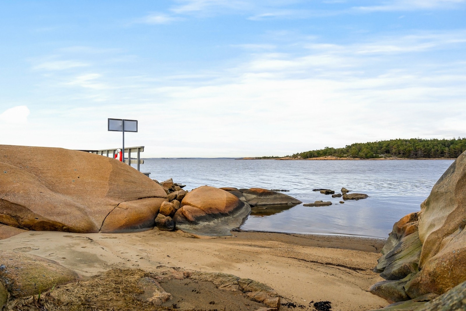 Badestrand og gjestebrygge nr. 2 like ved hytten Galleribilde