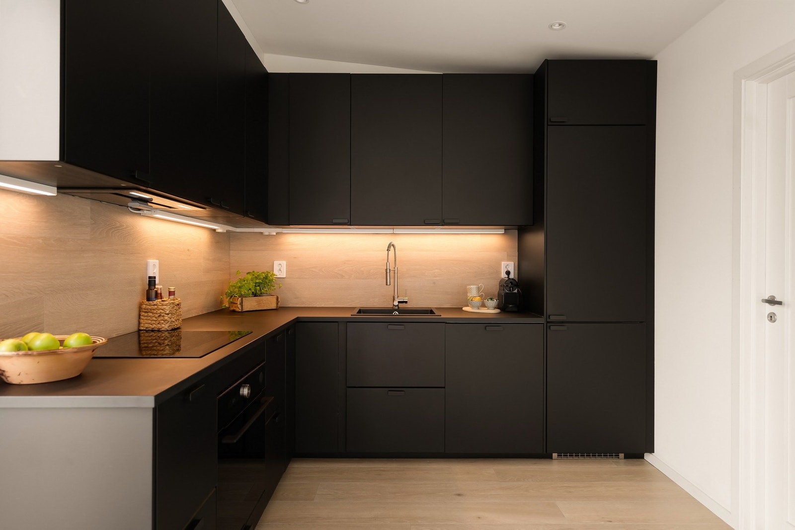 Kjøkkeninnredning fra IKEA med integrerte hvitevarer Galleribilde