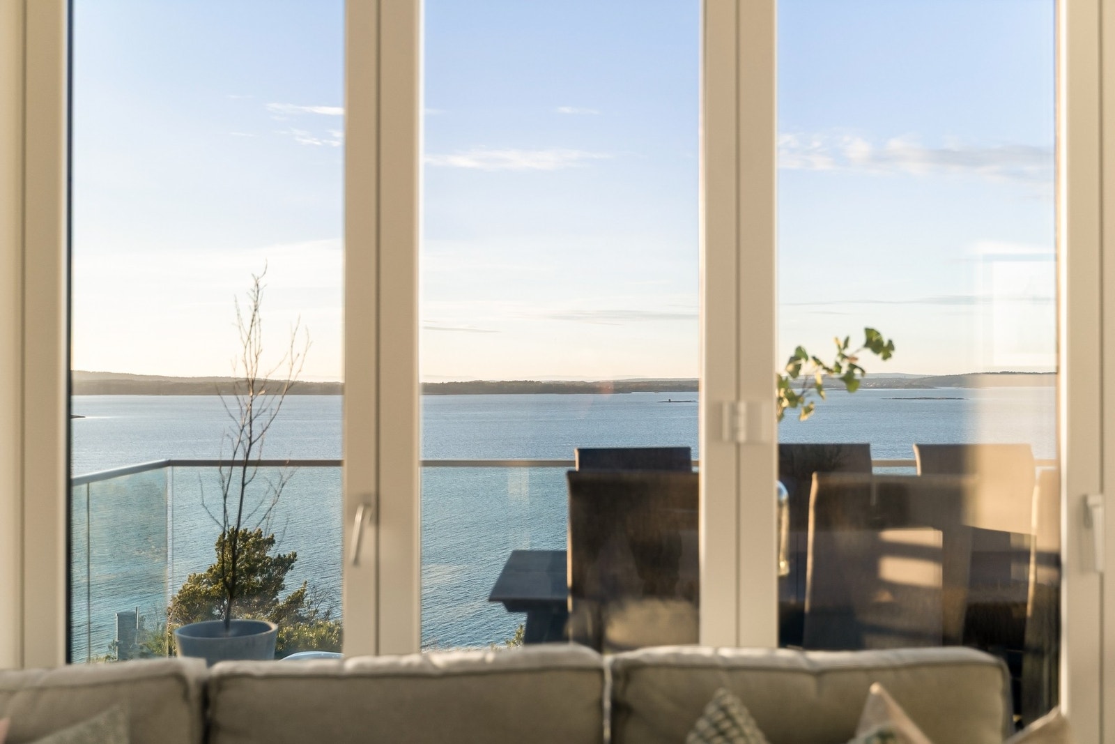 Flott utsikt, inne som ute. Vinduer og foldedører fra Fjerdingstad Galleribilde